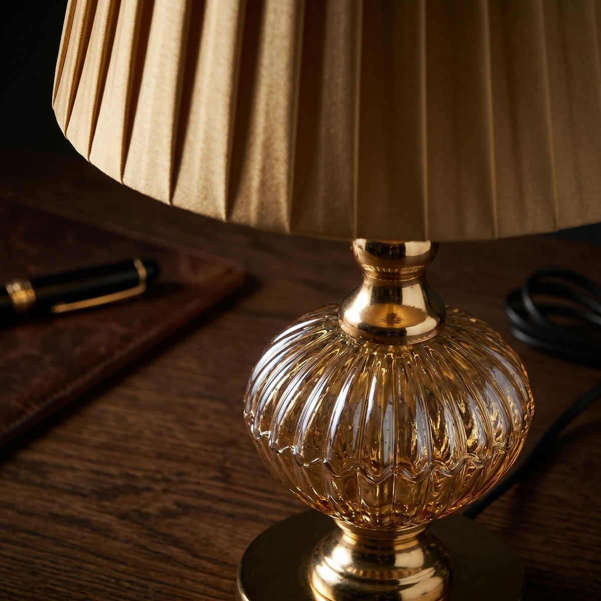 Lampe à Poser Dorée Tunisie | Chevet Chic Abat-Jour Plissé | Fiolla Home
