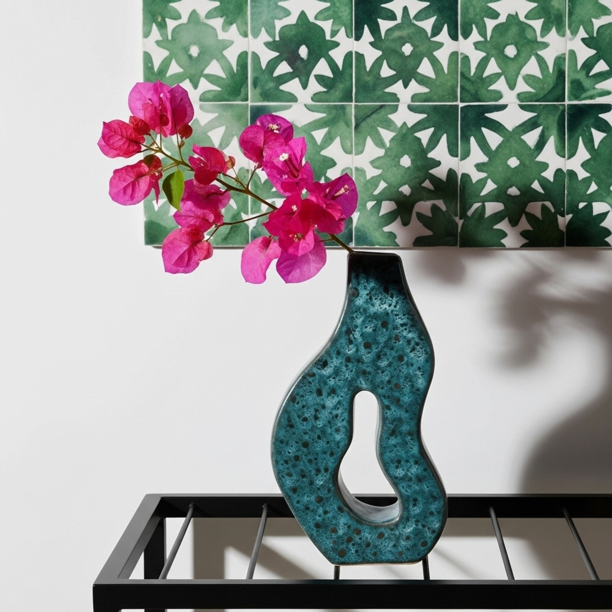 Vase en céramique sculptural – forme organique ajourée