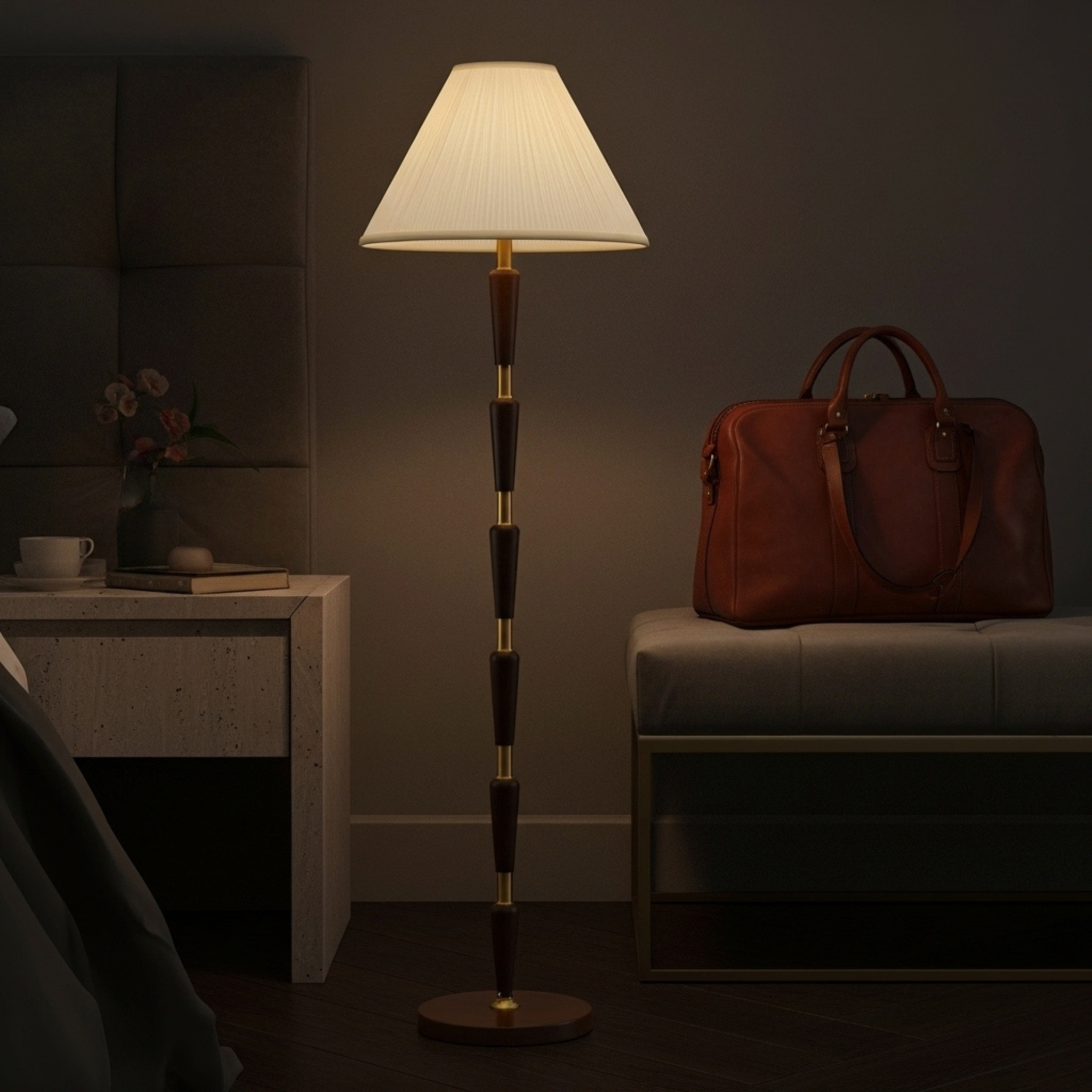 Lampadaire Mid-Century — laiton & noyer, abat-jour plissé crème