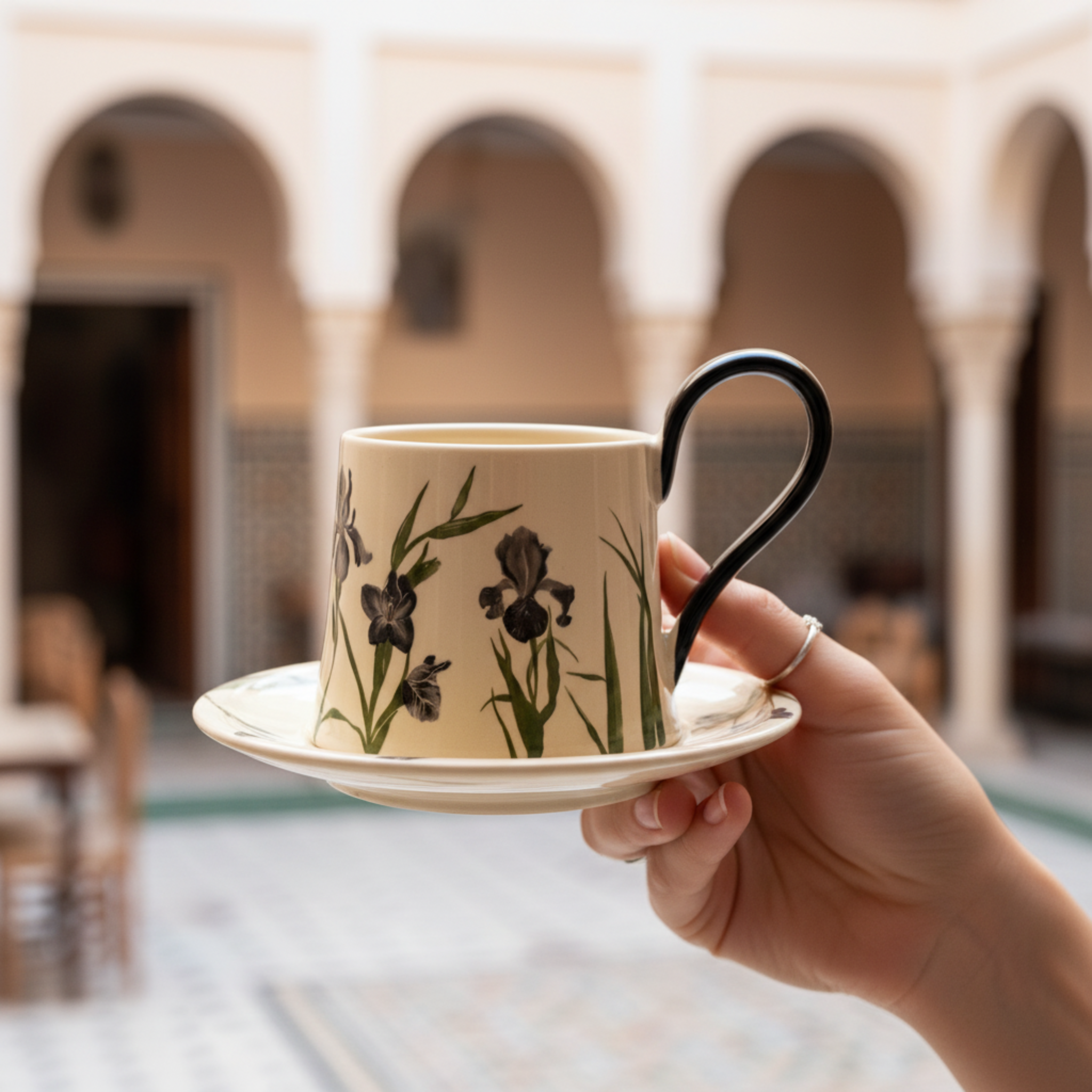 Mug Iris Noir en Céramique avec Sous-Tasse – Élégance Moderne