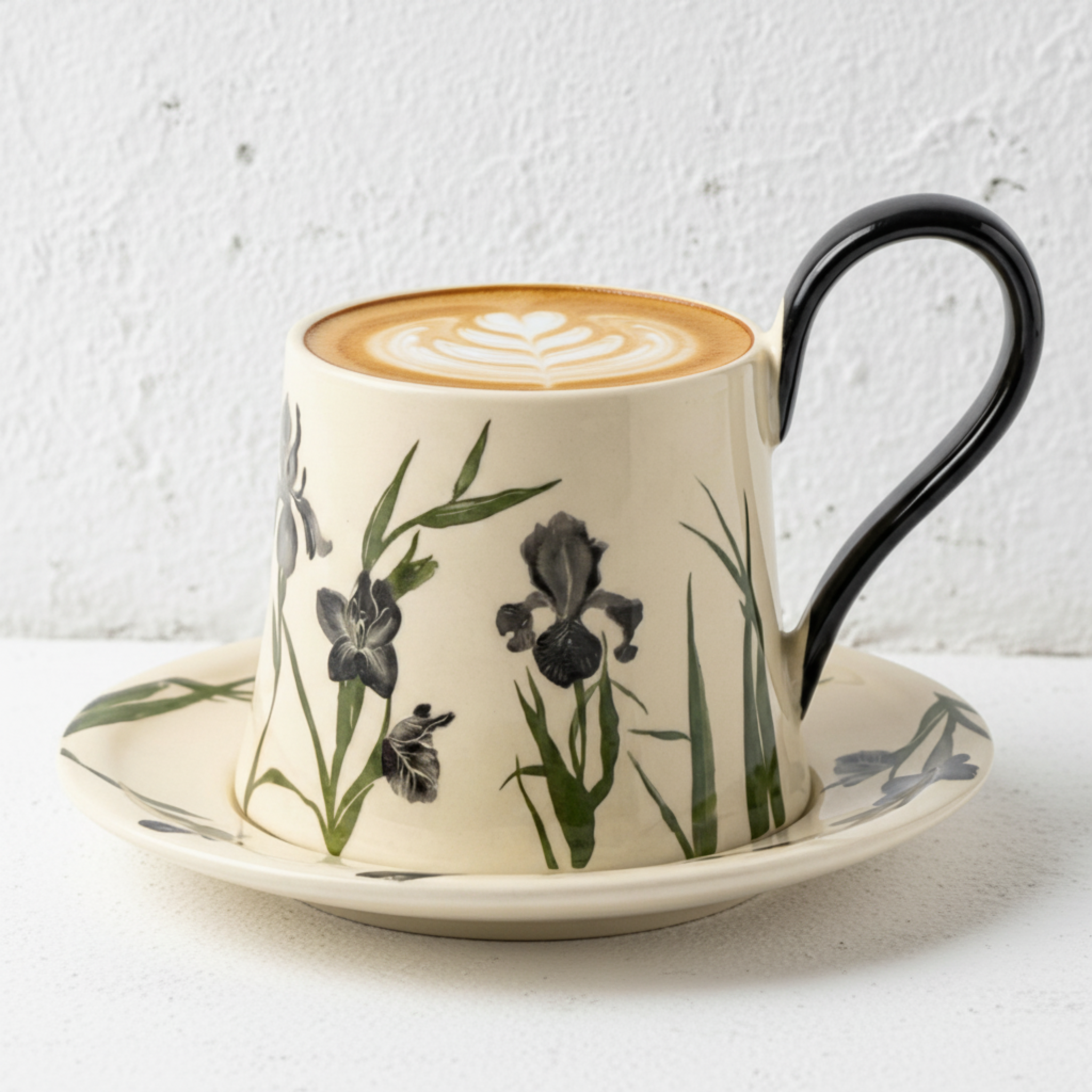 Mug Iris Noir en Céramique avec Sous-Tasse – Élégance Moderne