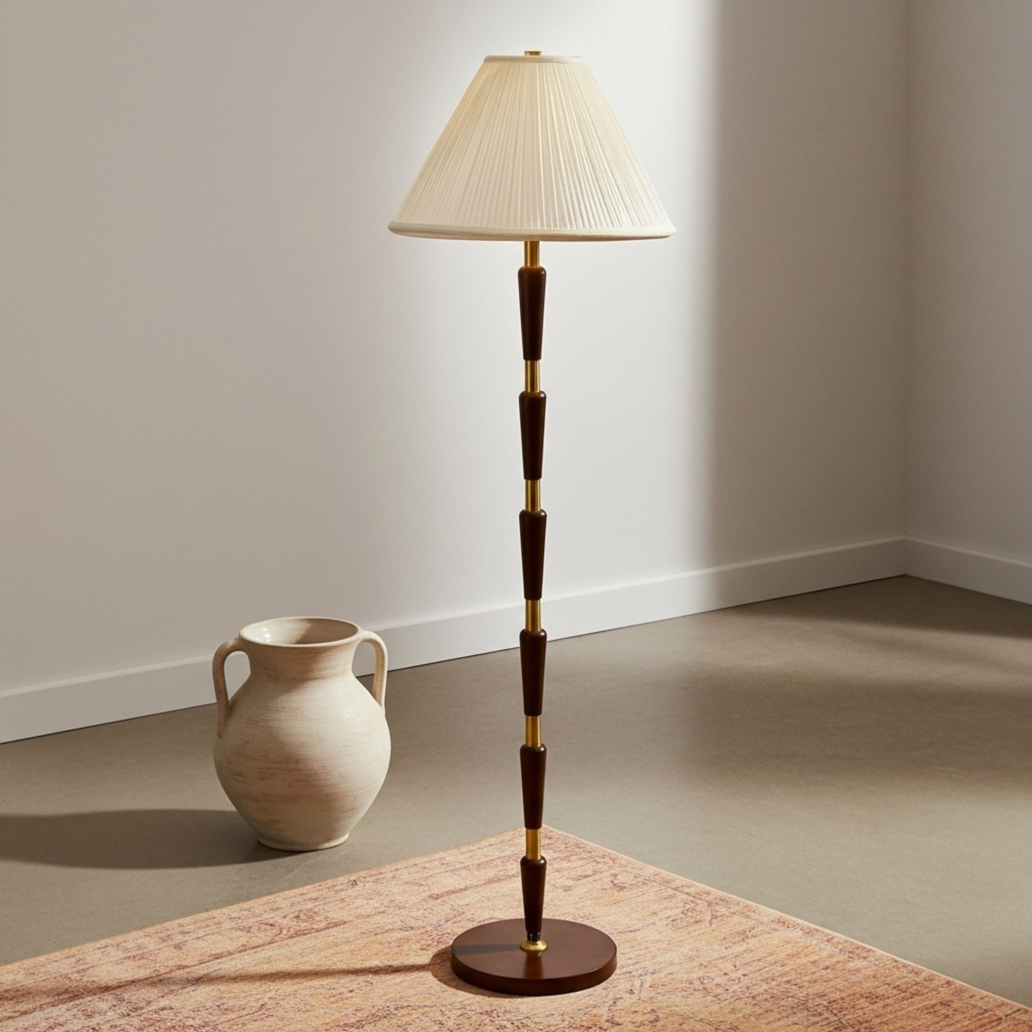 Lampadaire Mid-Century — laiton & noyer, abat-jour plissé crème