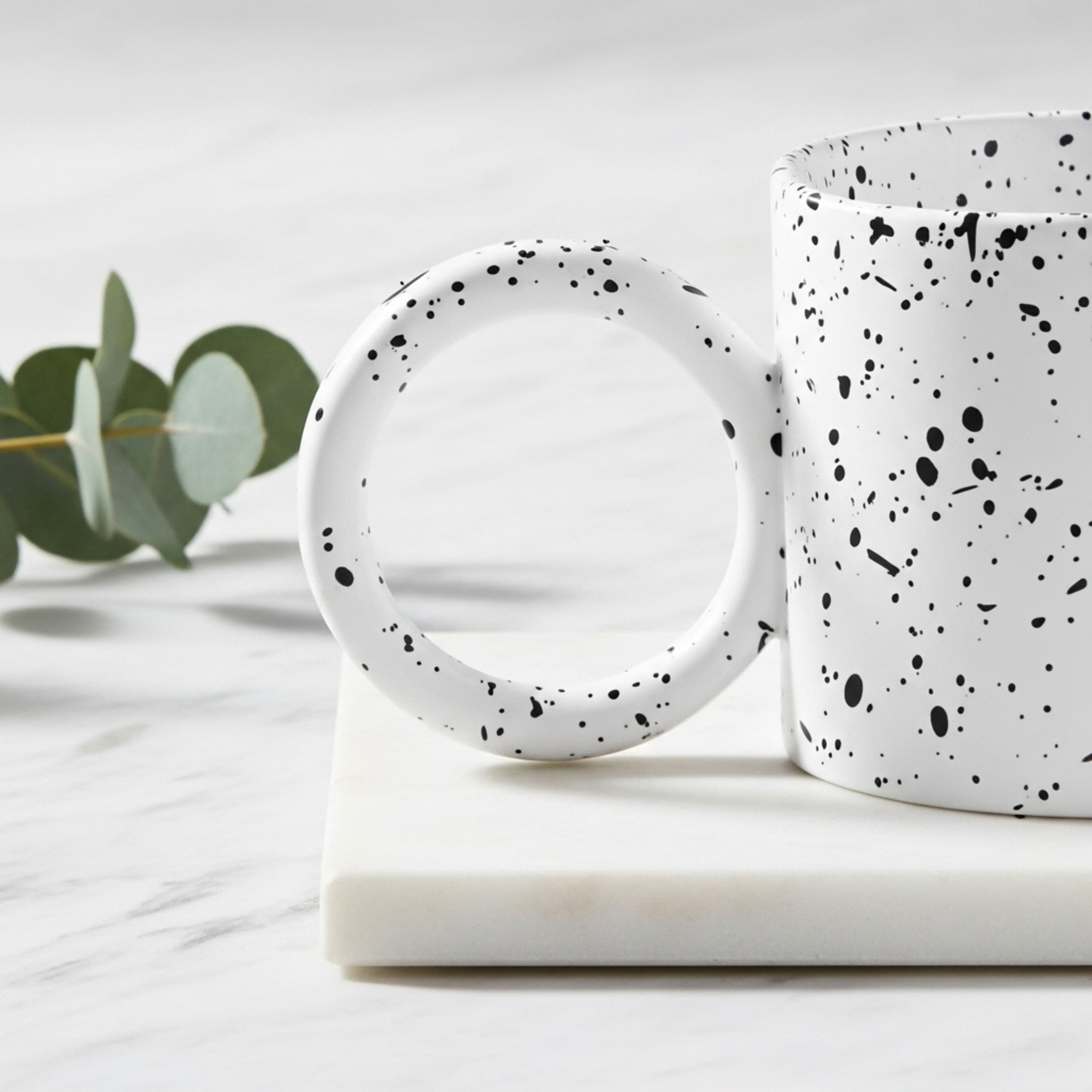 Mug Céramique Moucheté – Anse Anneau Minimal Chic