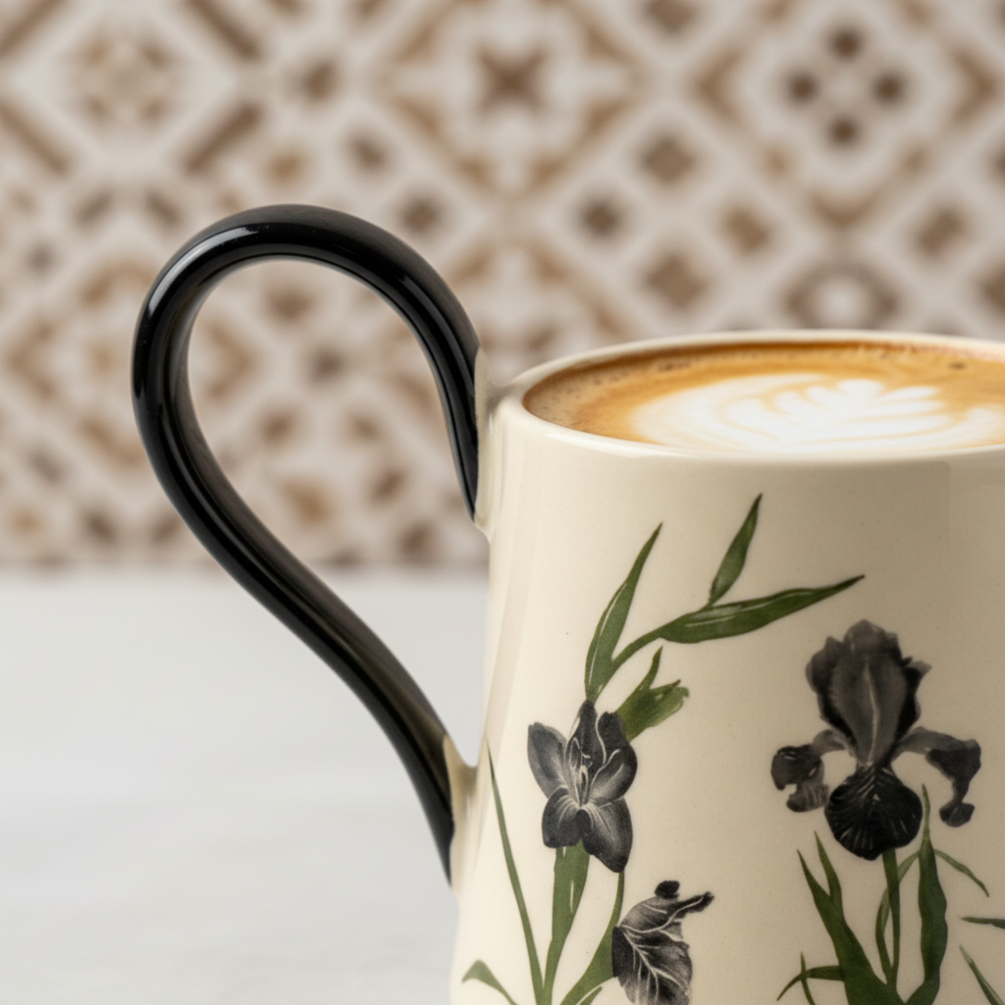 Mug Iris Noir en Céramique avec Sous-Tasse – Élégance Moderne