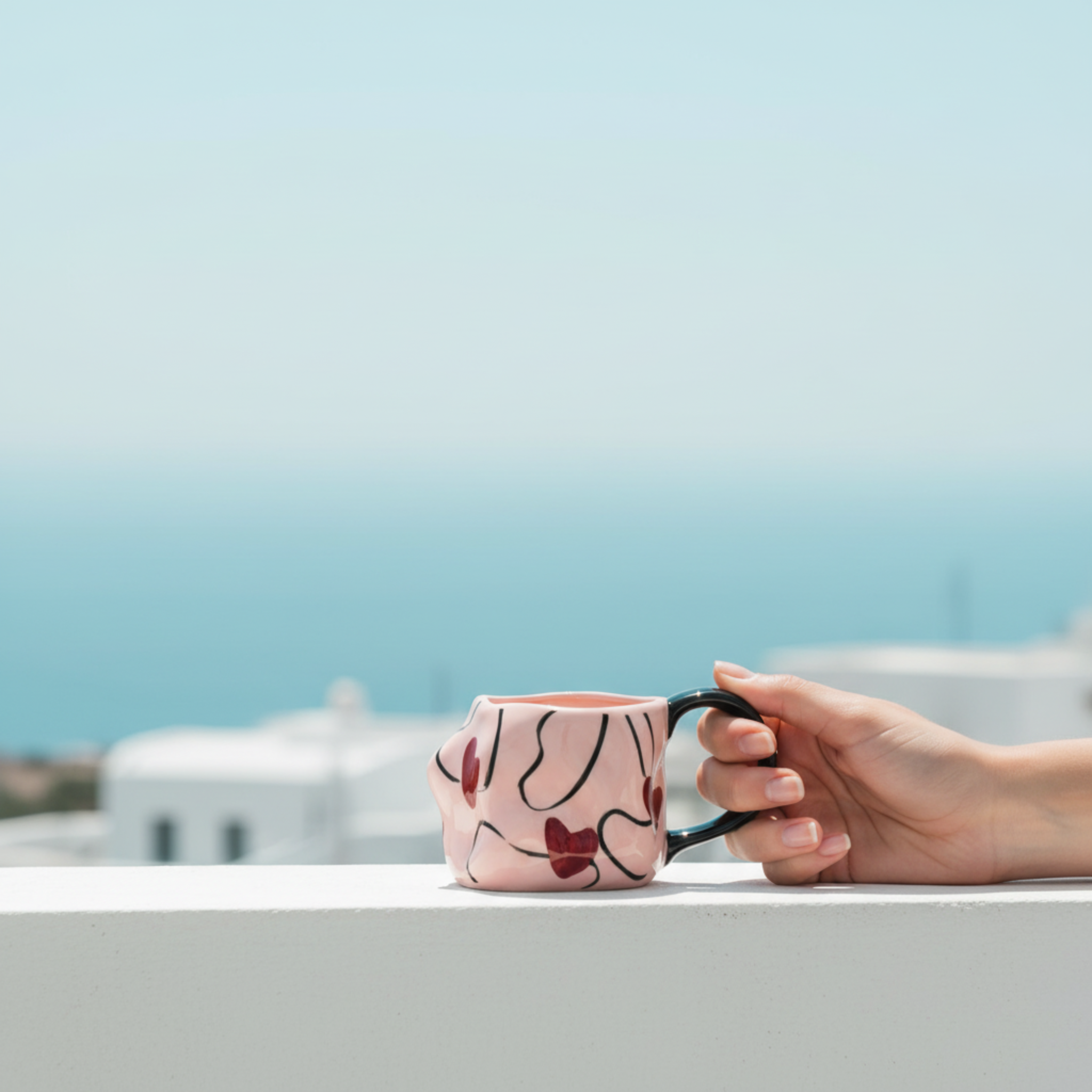 Mug Rose à Cœurs en Céramique – Anse Noire, Design Moderne Tunisie