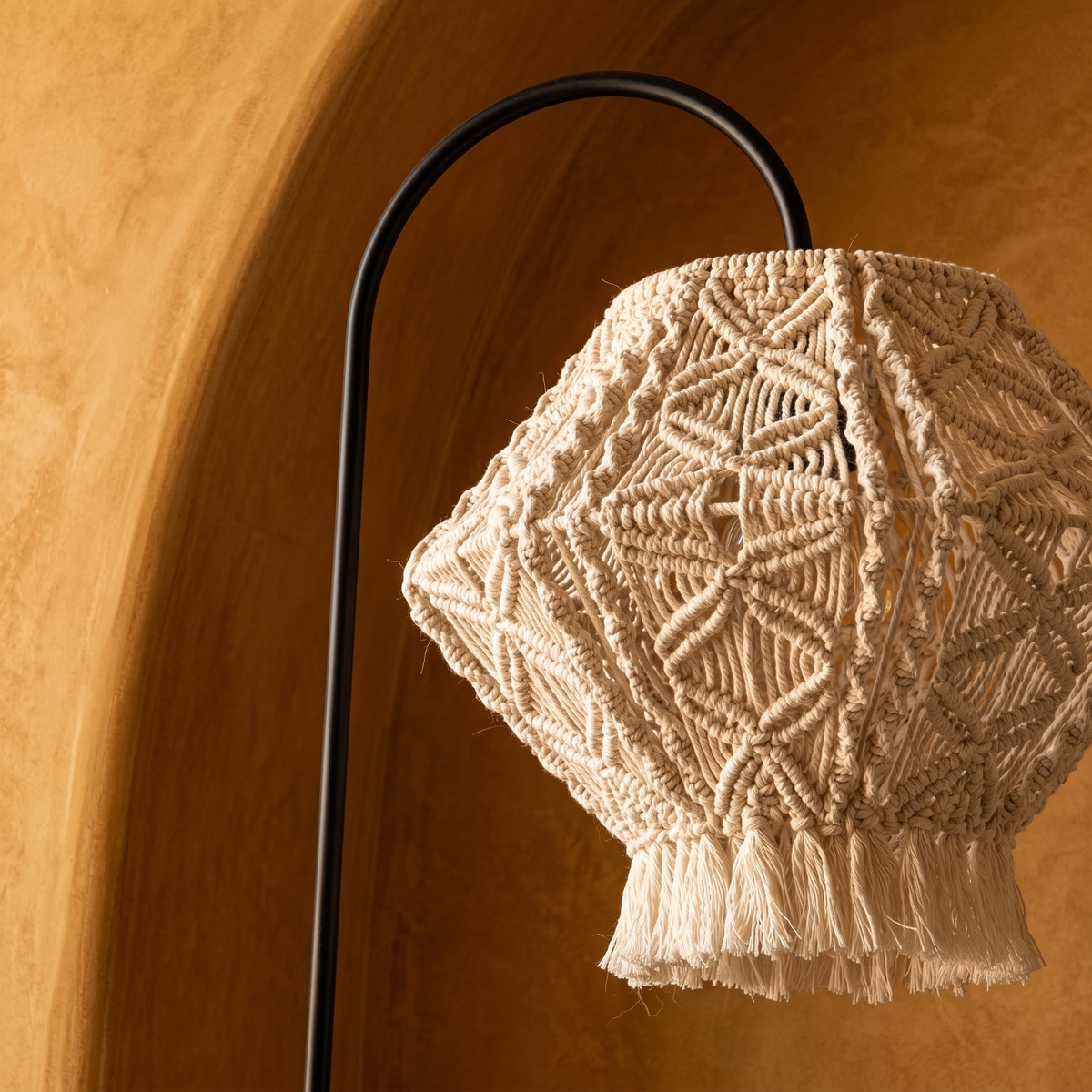 Lampadaire Arc Macramé | Pied Noir Base Ronde | Fiolla Home