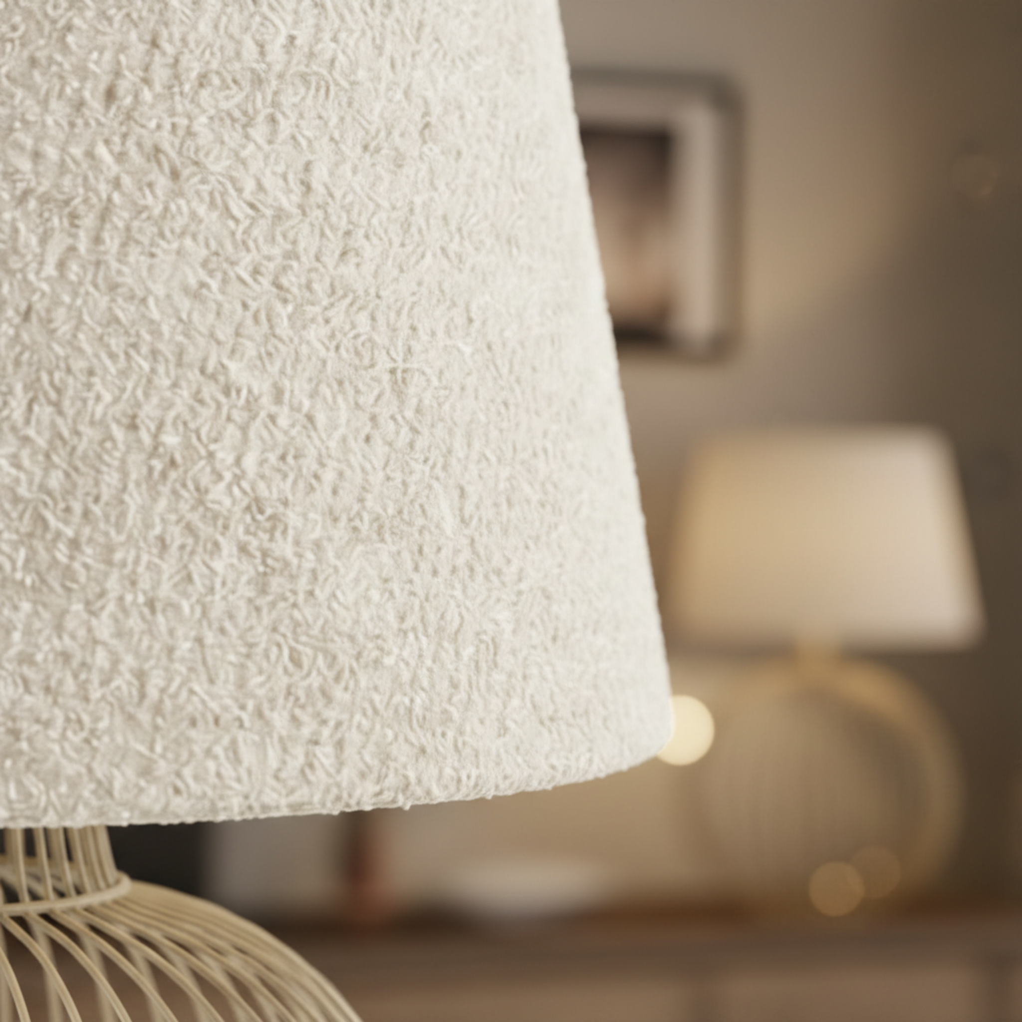 Lampe de Table Grège en Tissu Bouclette et Pied Filaire Design