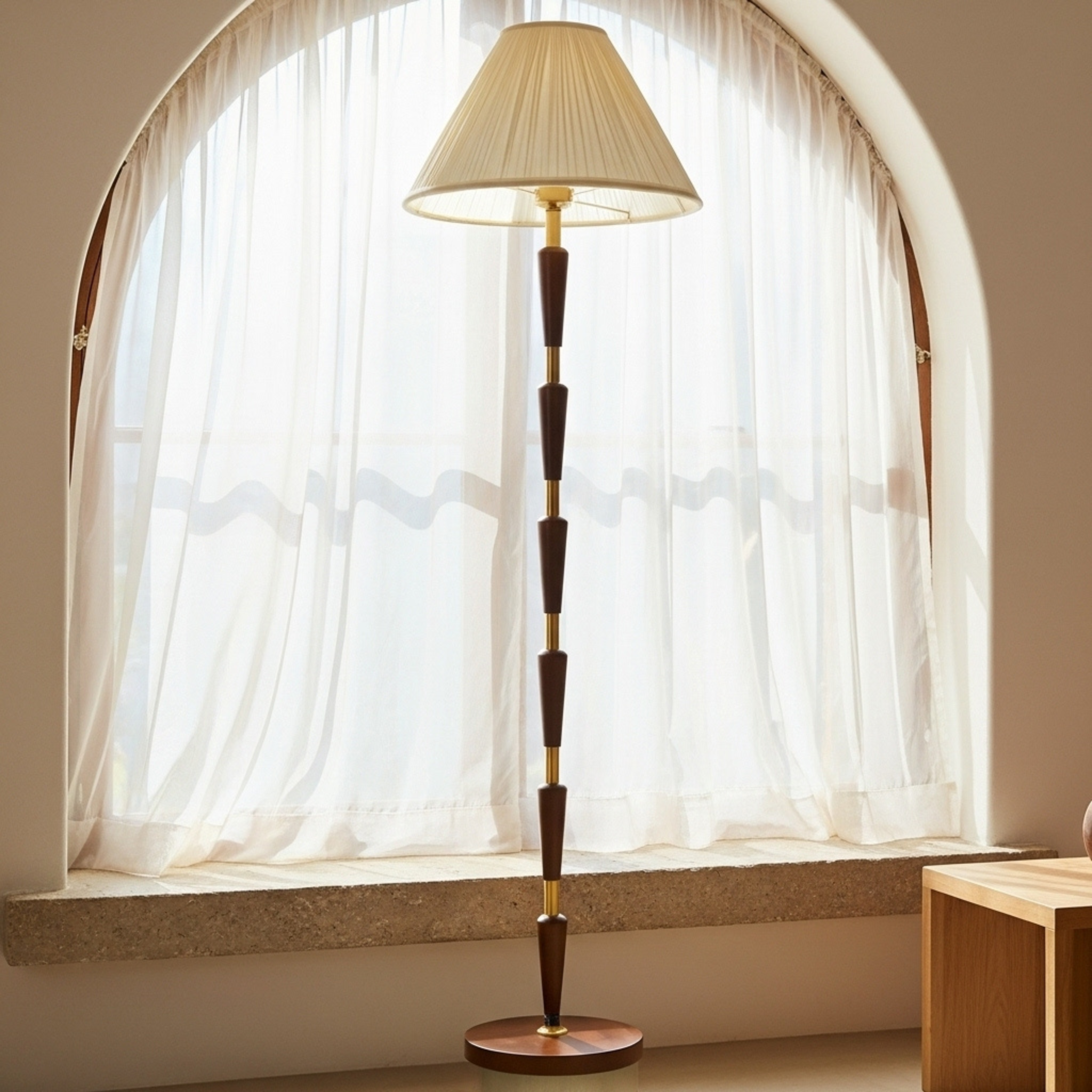 Lampadaire Mid-Century — laiton & noyer, abat-jour plissé crème
