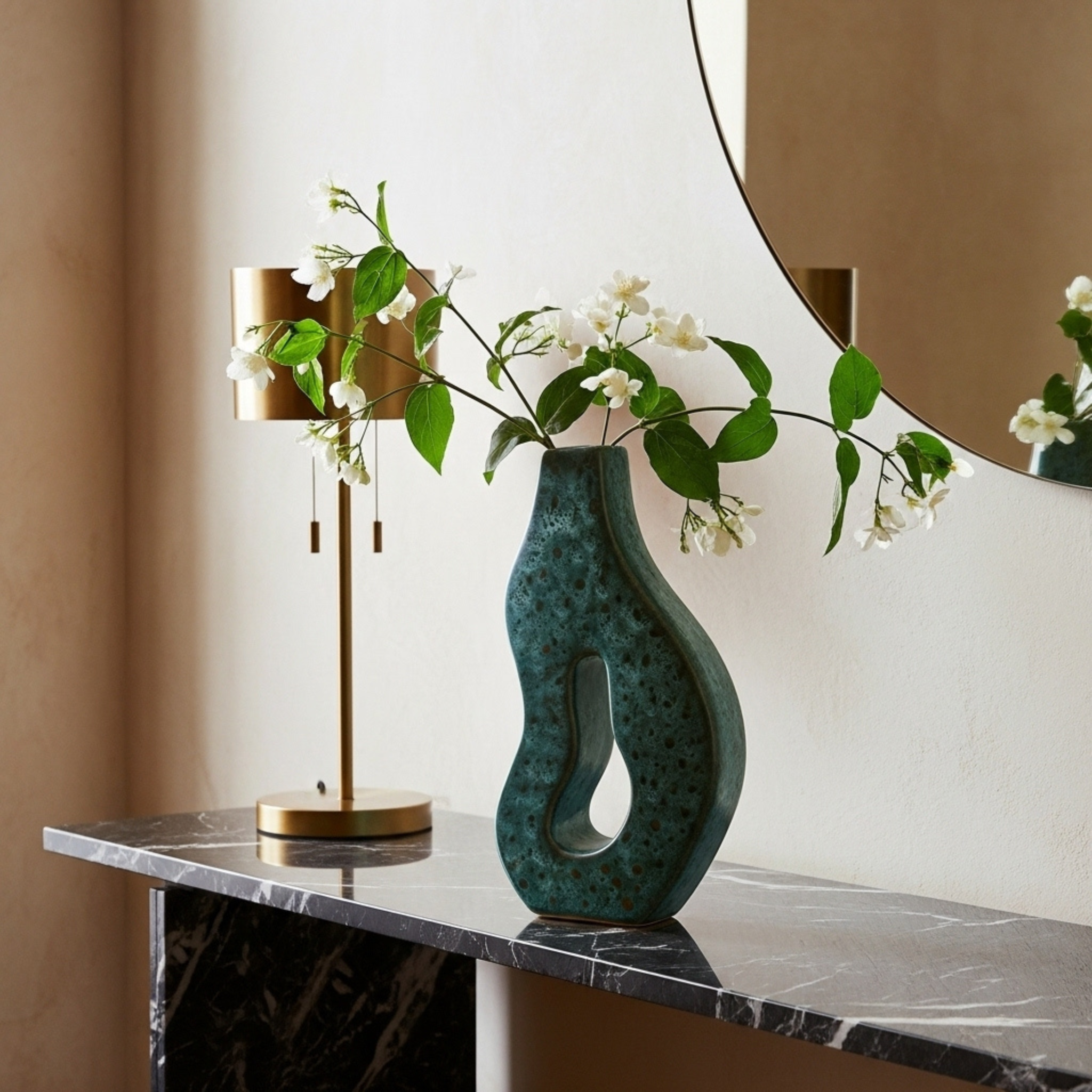 Vase en céramique sculptural – forme organique ajourée