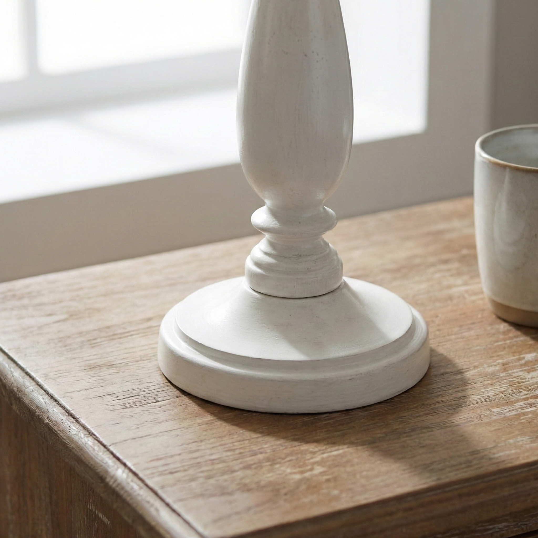 Lampe de Table Artisanale en Bois Tourné & Lin – Design Chic Tunisie