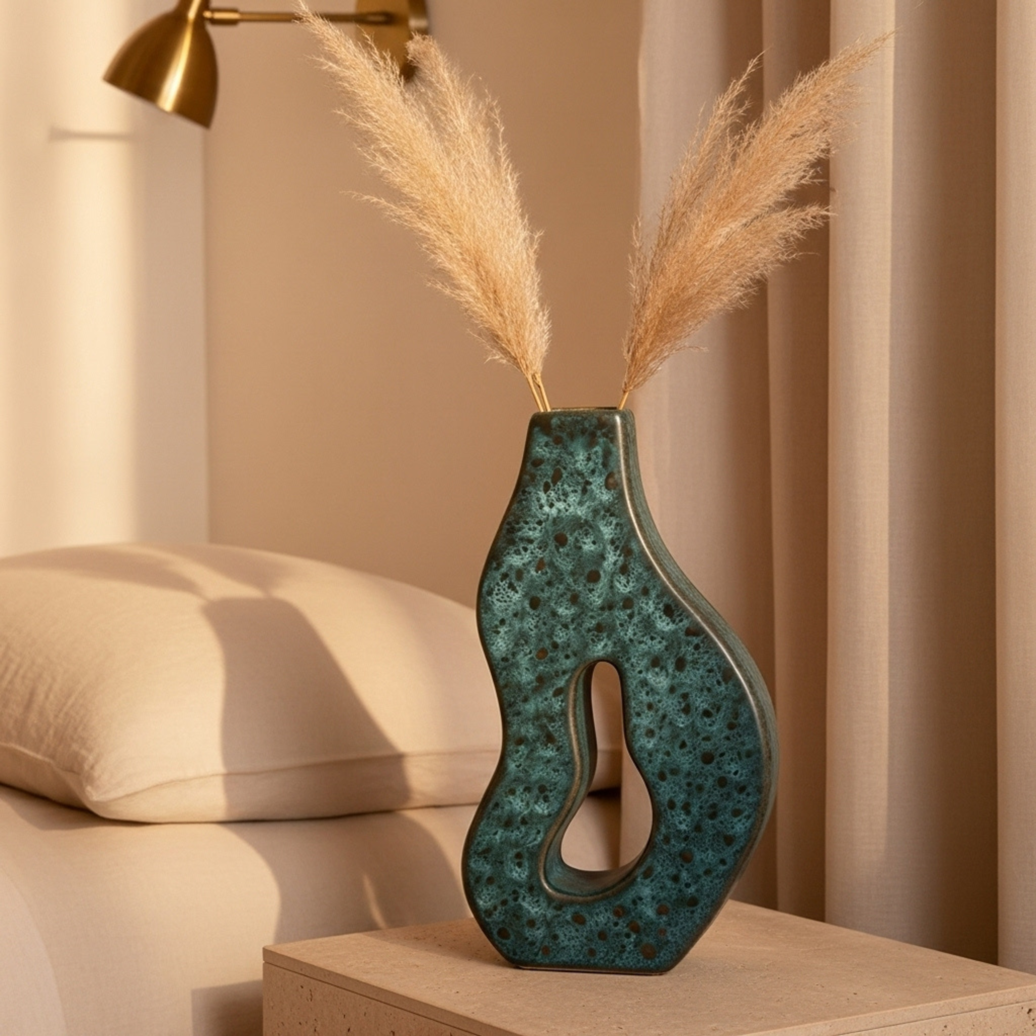 Vase en céramique sculptural – forme organique ajourée