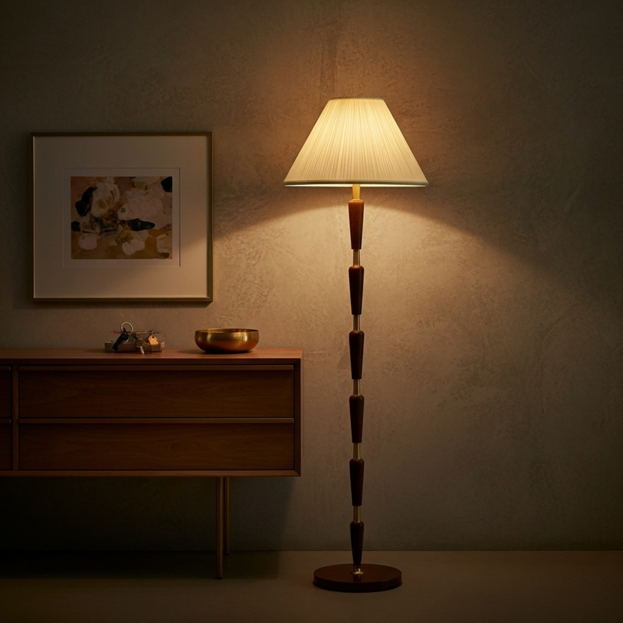 Lampadaire Mid-Century — laiton & noyer, abat-jour plissé crème