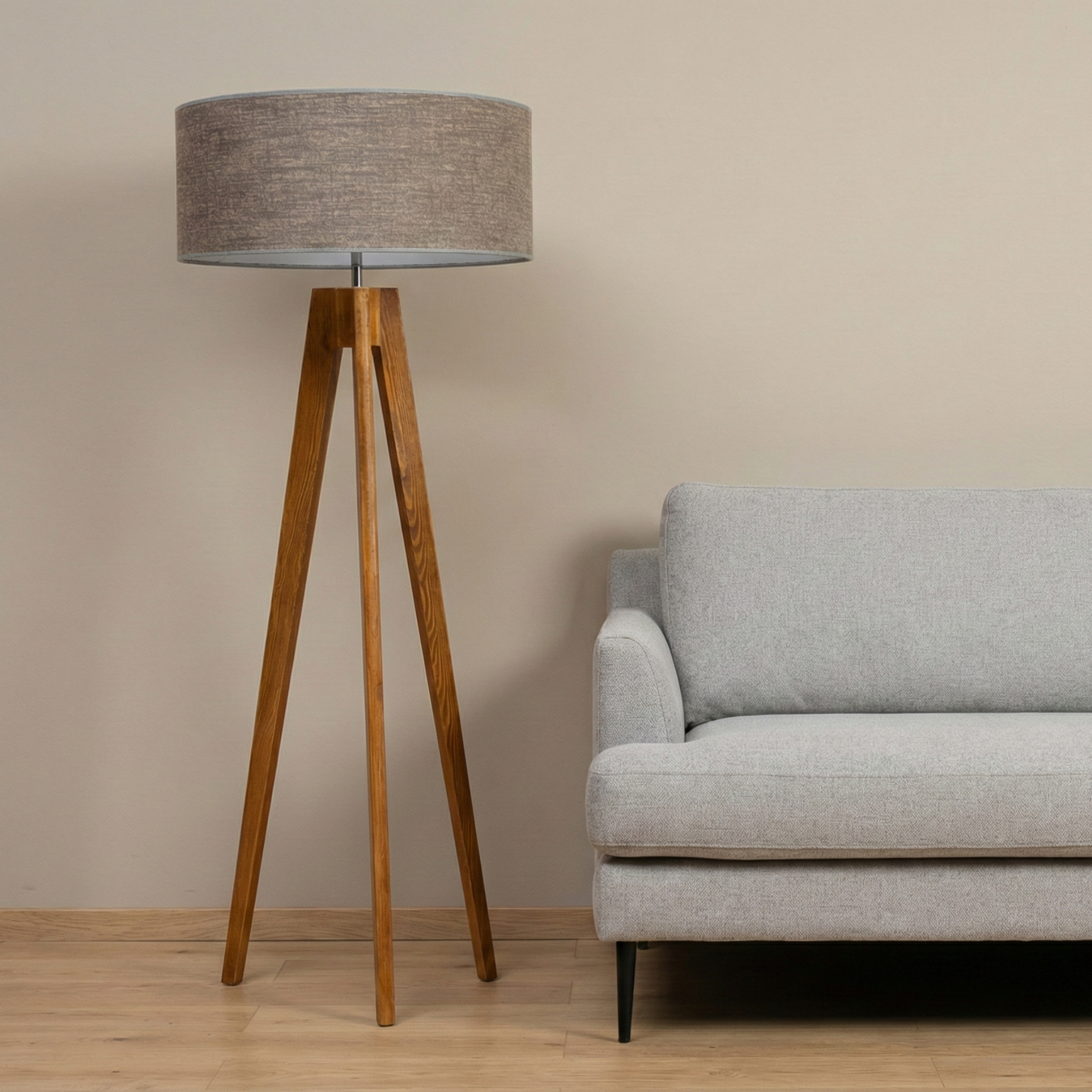 Lampadaire Trépied Bois & Abat-Jour Texturé – Design Unique Salon Tunisie