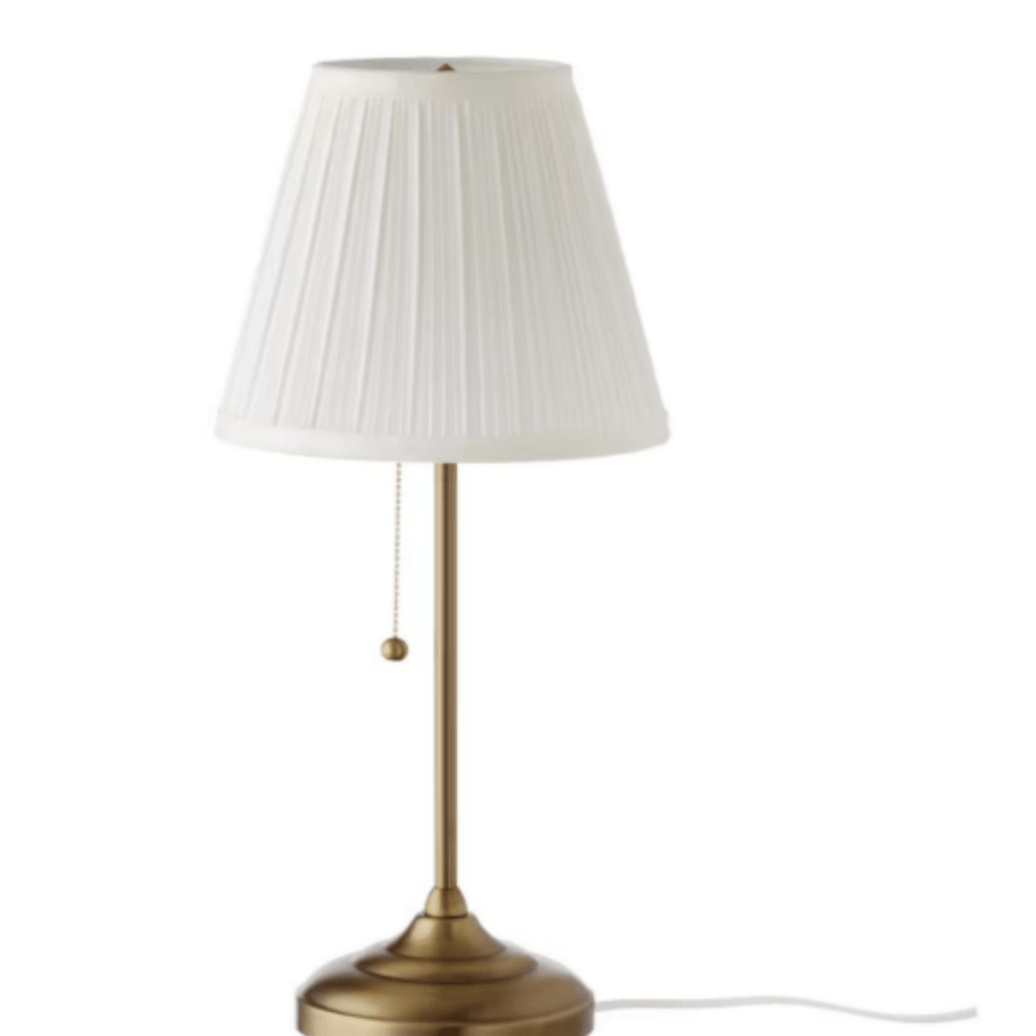 Abat-jour blanc moderne avec pied en métal doré et chaîne de tirage, parfait pour une veilleuse LED de nuit, disponible chez Fiolla Home.