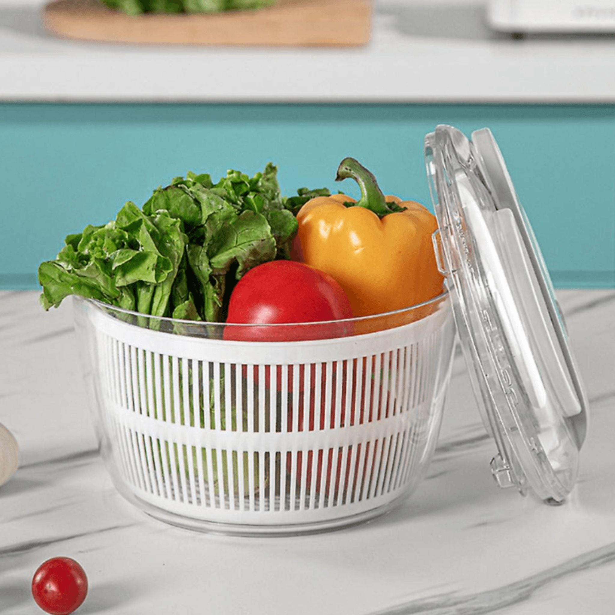 Boîte de rangement transparente pour légumes et fruits remplie de légumes frais, idéale pour garder vos aliments organisés et frais, disponible chez Fiolla Home.