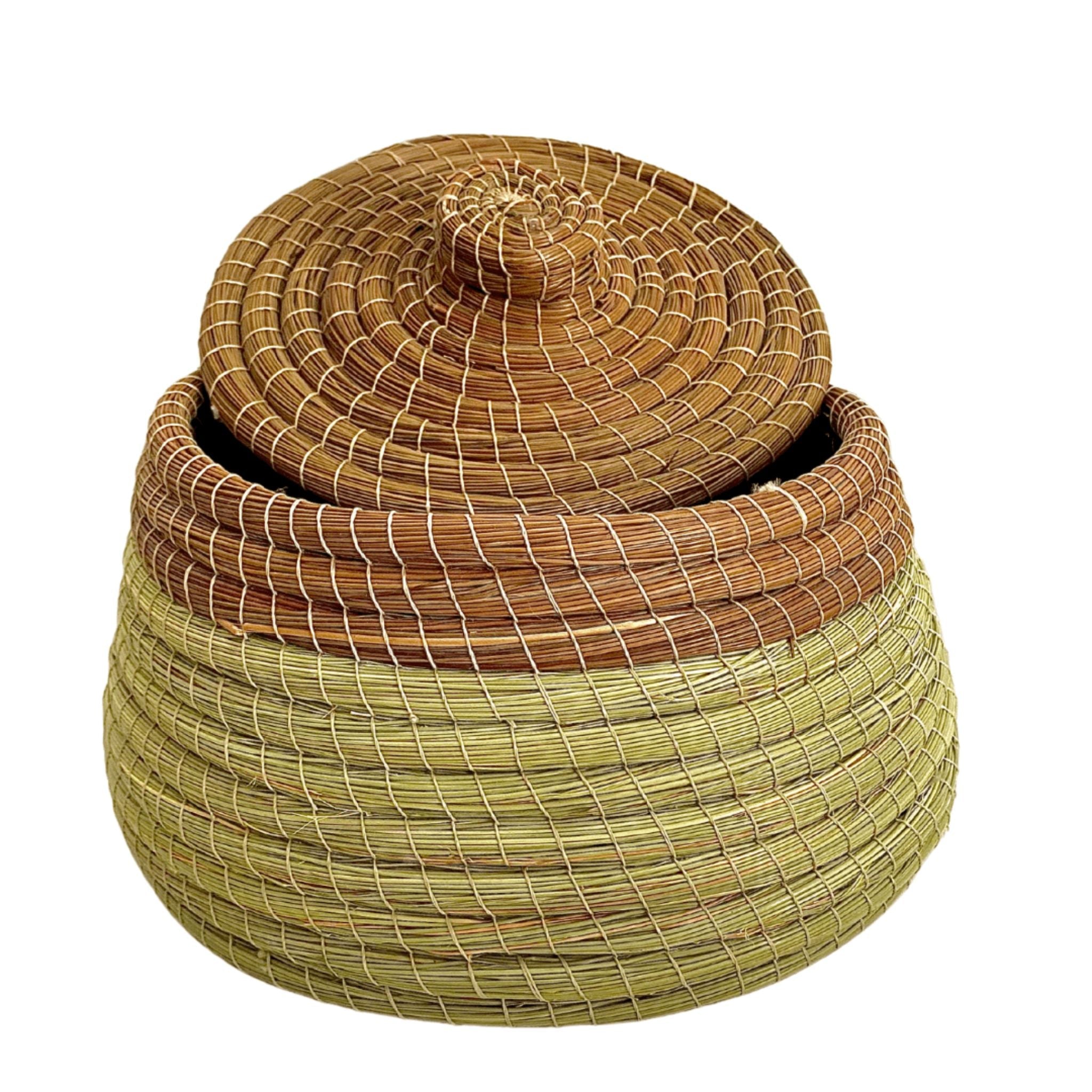 Boîte de rangement en halfa tissée à la main, avec couvercle, idéale pour organiser des objets divers. Produit artisanal de Fiolla Home.