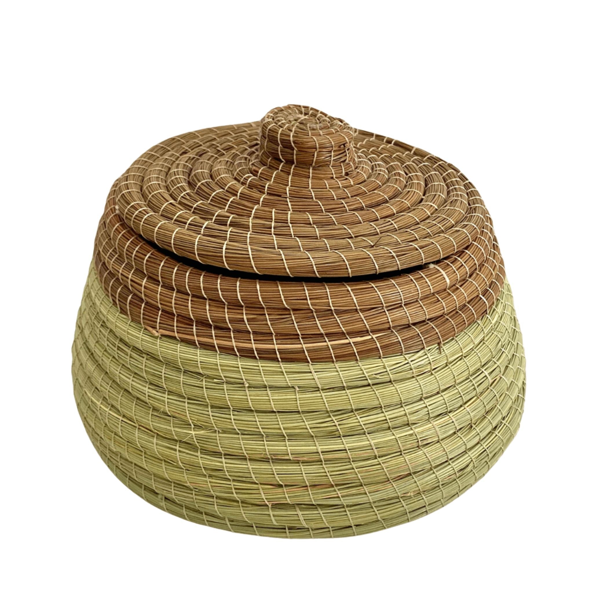 Boîte de rangement en halfa tissée à la main, avec couvercle, idéale pour organiser divers objets. Artisanat tunisien disponible chez Fiolla Home.