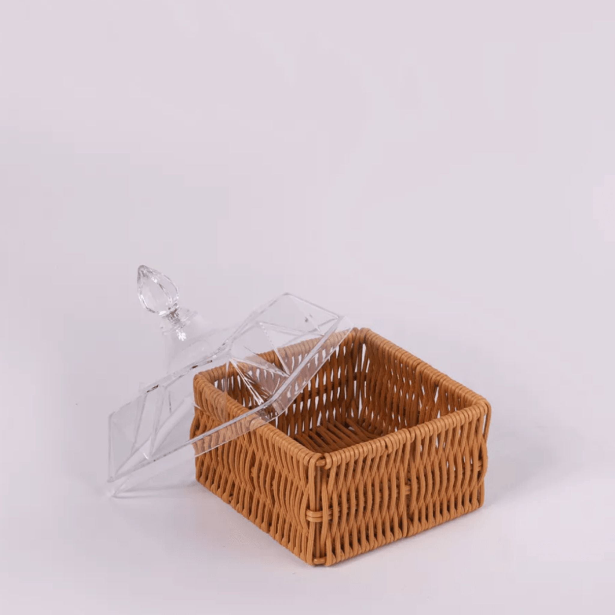 Boîte de rangement en osier avec couvercle transparent, ouverte et vide, idéale pour conserver des fruits secs et des bonbons, disponible chez Fiolla Home.