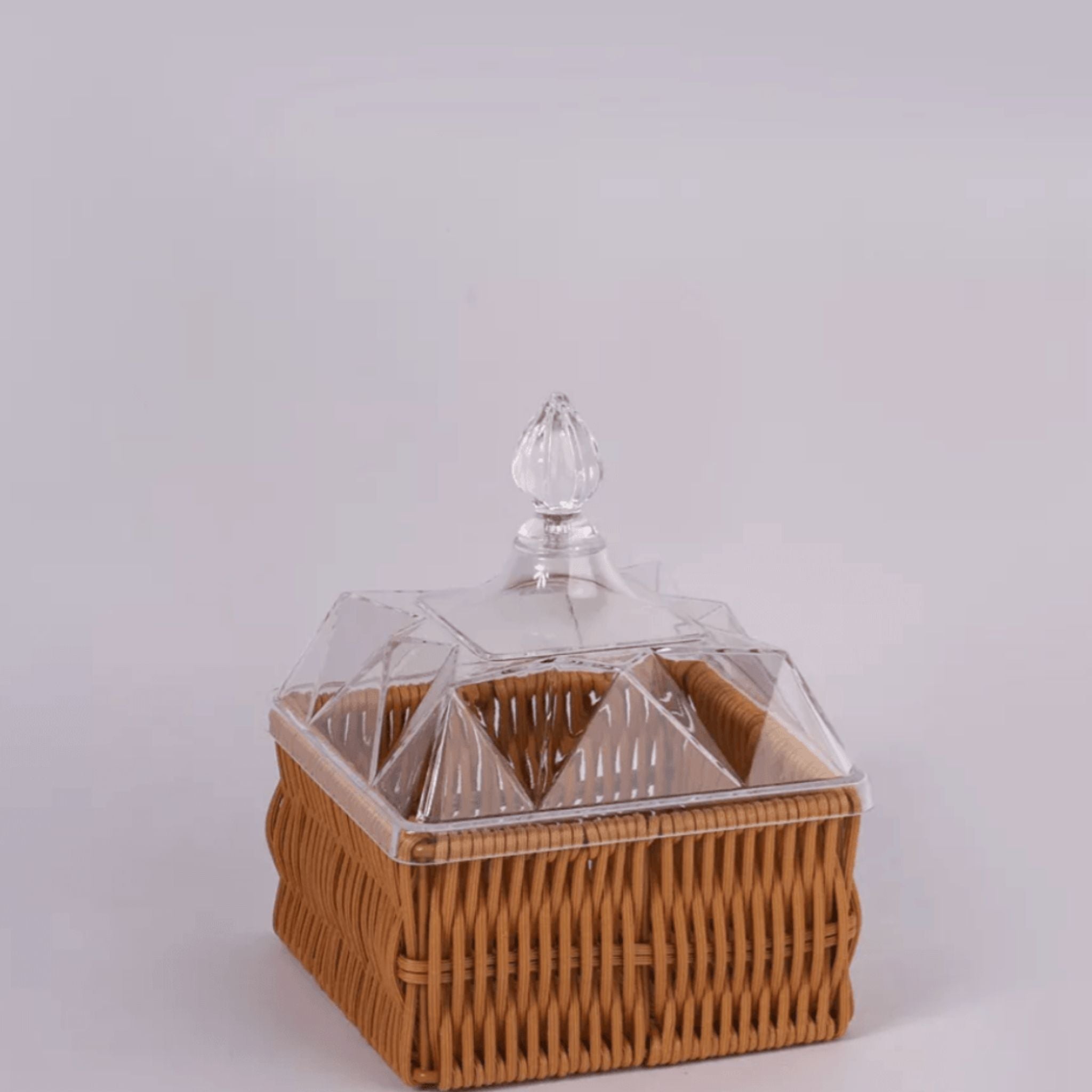 Boîte de rangement en osier avec couvercle transparent, idéale pour conserver des fruits secs et des bonbons, disponible chez Fiolla Home.