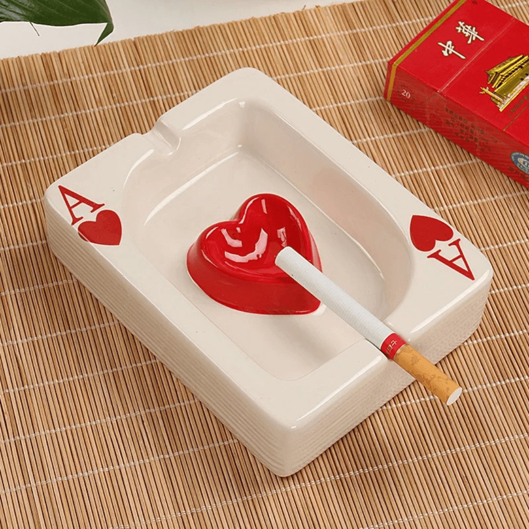 Cendrier design en céramique, motif As de cœur avec support rouge pour cigarette.