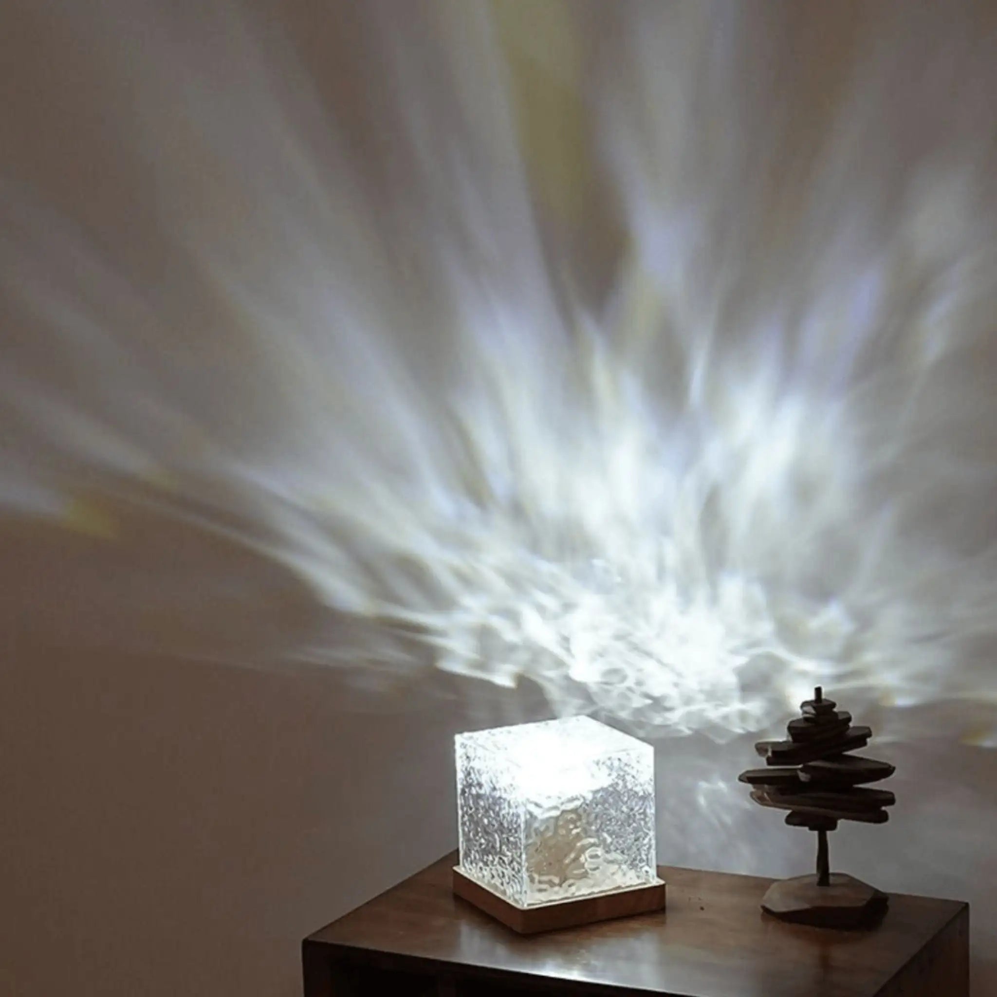 Lampe LED en cristal au design moderne, offrant un éclairage doux et élégant, idéale pour un salon contemporain.