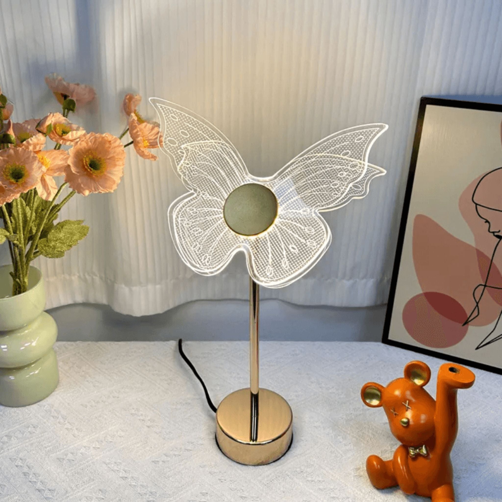 Lampe papillon en or avec éclairage LED, idéale pour apporter une touche d'élégance