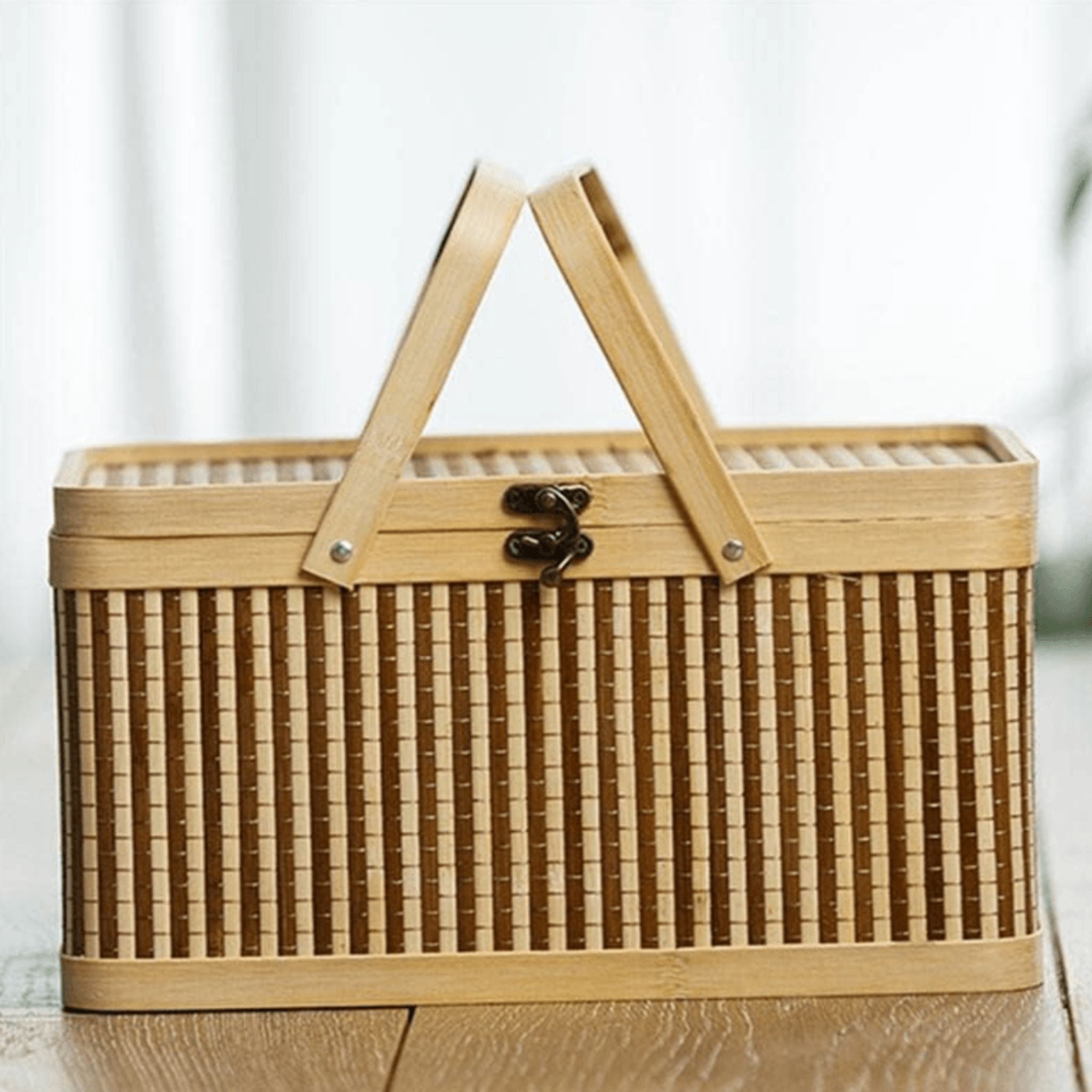 Panier de pique-nique beige avec poignées, parfait pour des sorties en plein air et des moments gourmands en toute élégance.