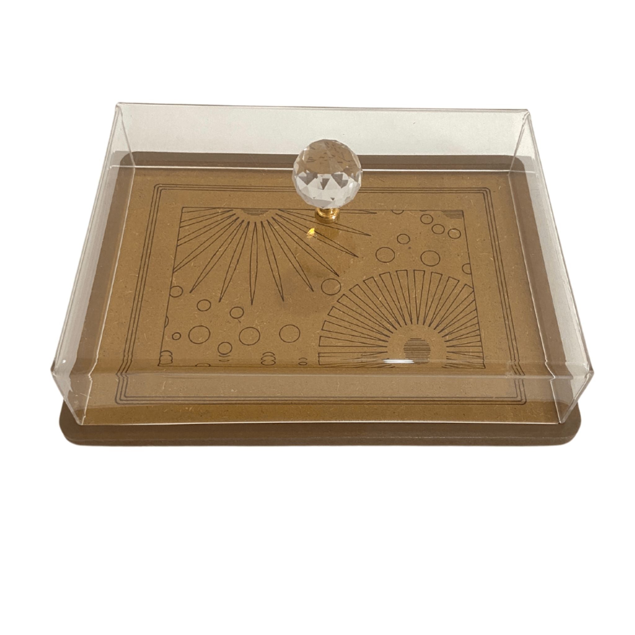 Plateau de présentation en bois avec motifs artistiques, couvercle transparent et poignée en cristal. Parfait pour servir desserts et friandises.