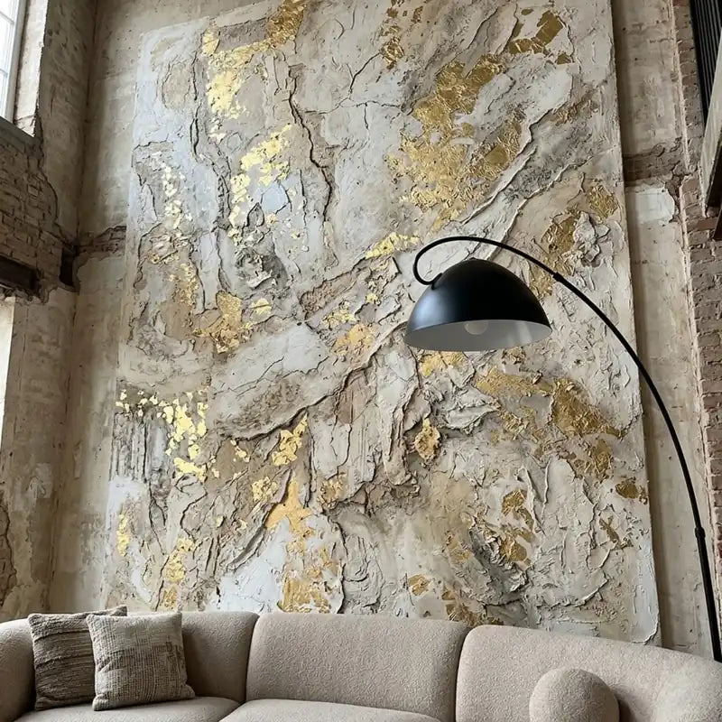 Gros plan sur l'abat-jour coupole noir du lampadaire arc, au-dessus d'un canapé arrondi devant un tableau texturé doré