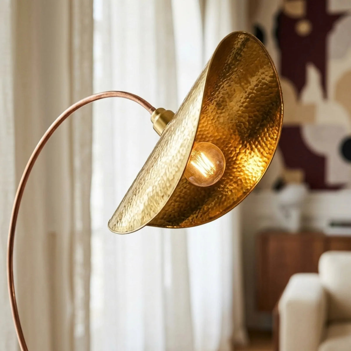 Abat-jour concave en laiton doré martelé du lampadaire arc, ampoule allumée