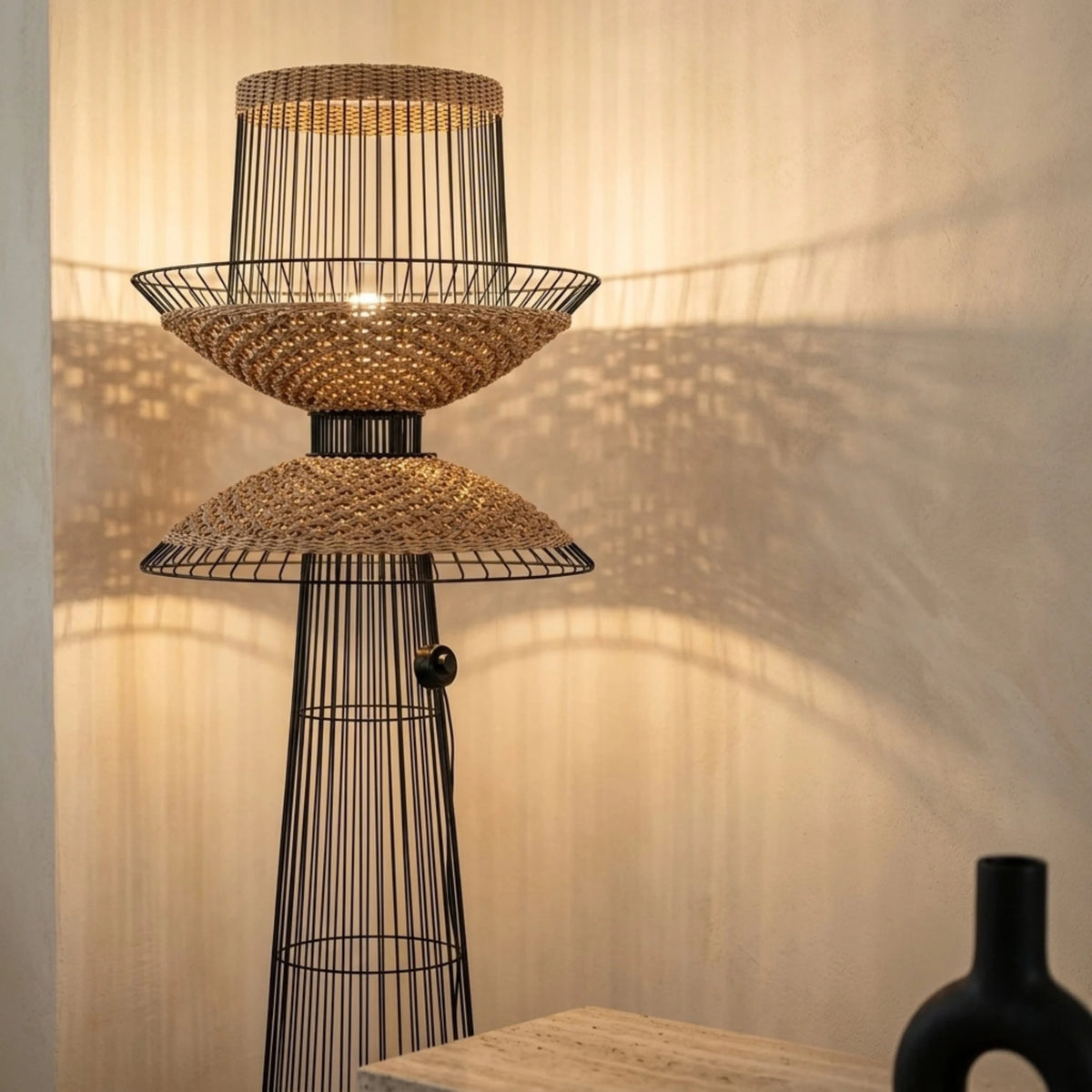 Lampadaire Rotin Tunisie | Fibre de Bananier & Métal Noir | Fiolla Home