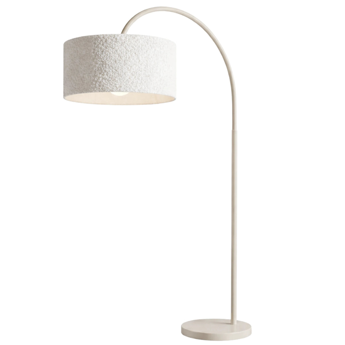 Lampadaire arc blanc cassé avec abat-jour tambour en tissu bouclette et socle rond, sur fond blanc