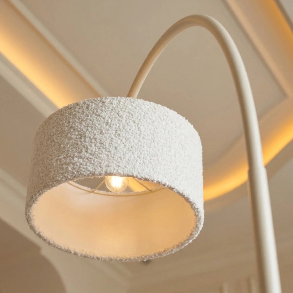 Abat-jour en tissu bouclette du lampadaire arc blanc vu de près, ampoule allumée