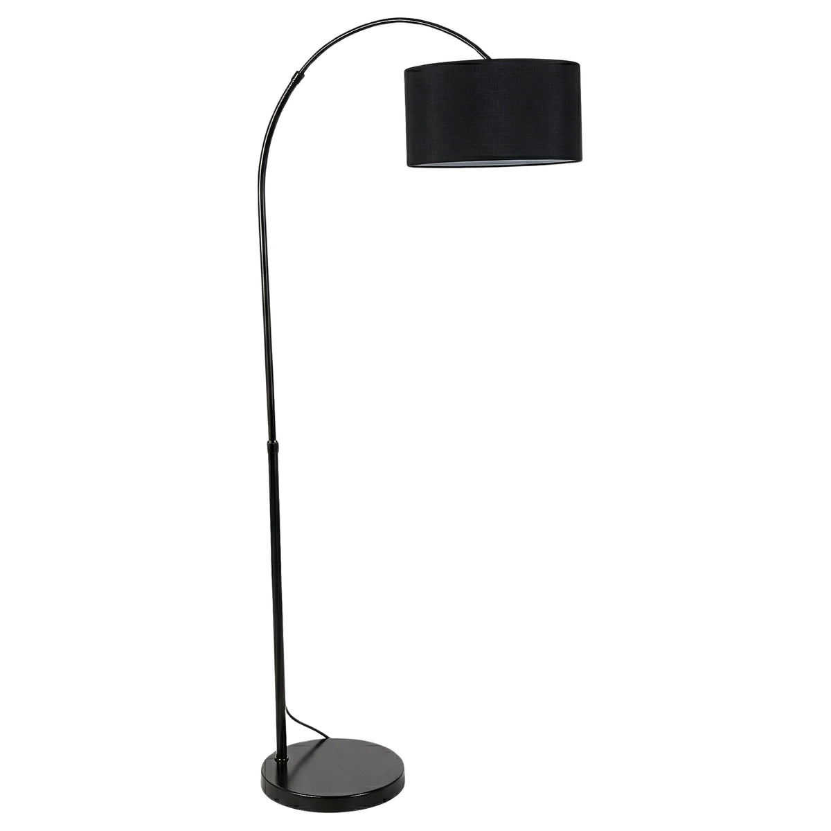 Lampadaire arc noir en métal avec abat-jour tambour en tissu noir et socle rond, fond blanc