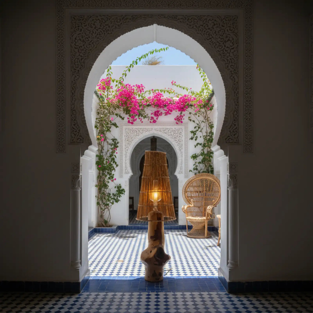 Lampadaire en bois sous une arche ornée de bougainvilliers, sur un sol en damier