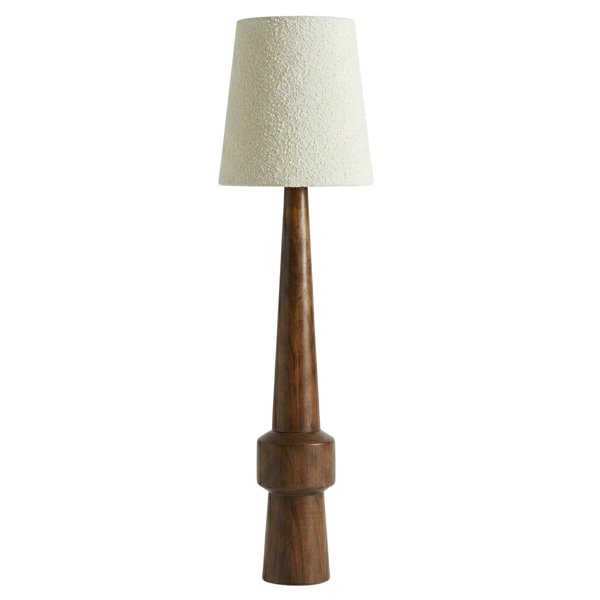 Lampadaire Atlas au pied en bois rouge tourné et abat-jour en bouclette blanc cassé, sur fond blanc