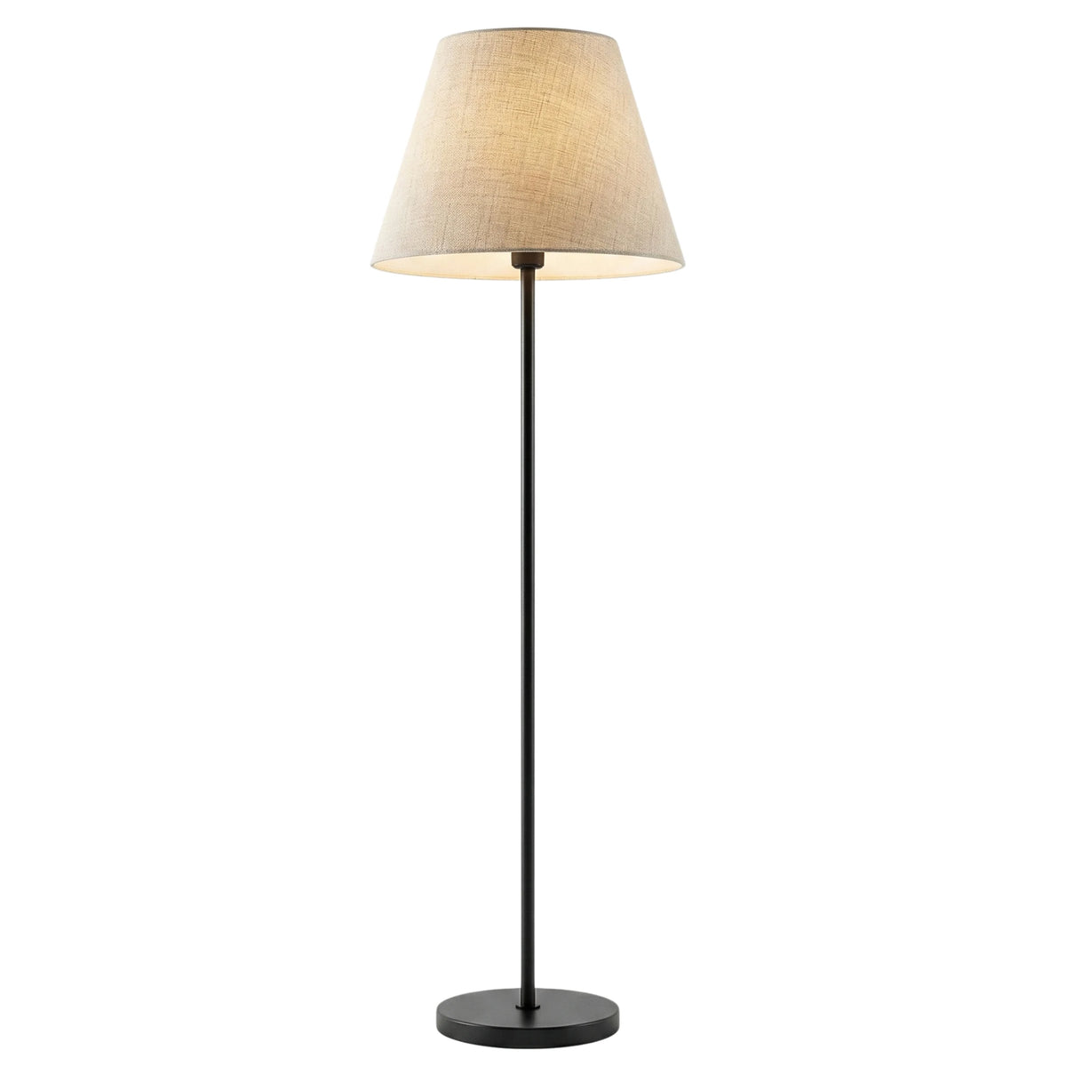 Lampadaire minimaliste avec tige et socle rond en métal noir et abat-jour conique beige effet lin, sur fond blanc