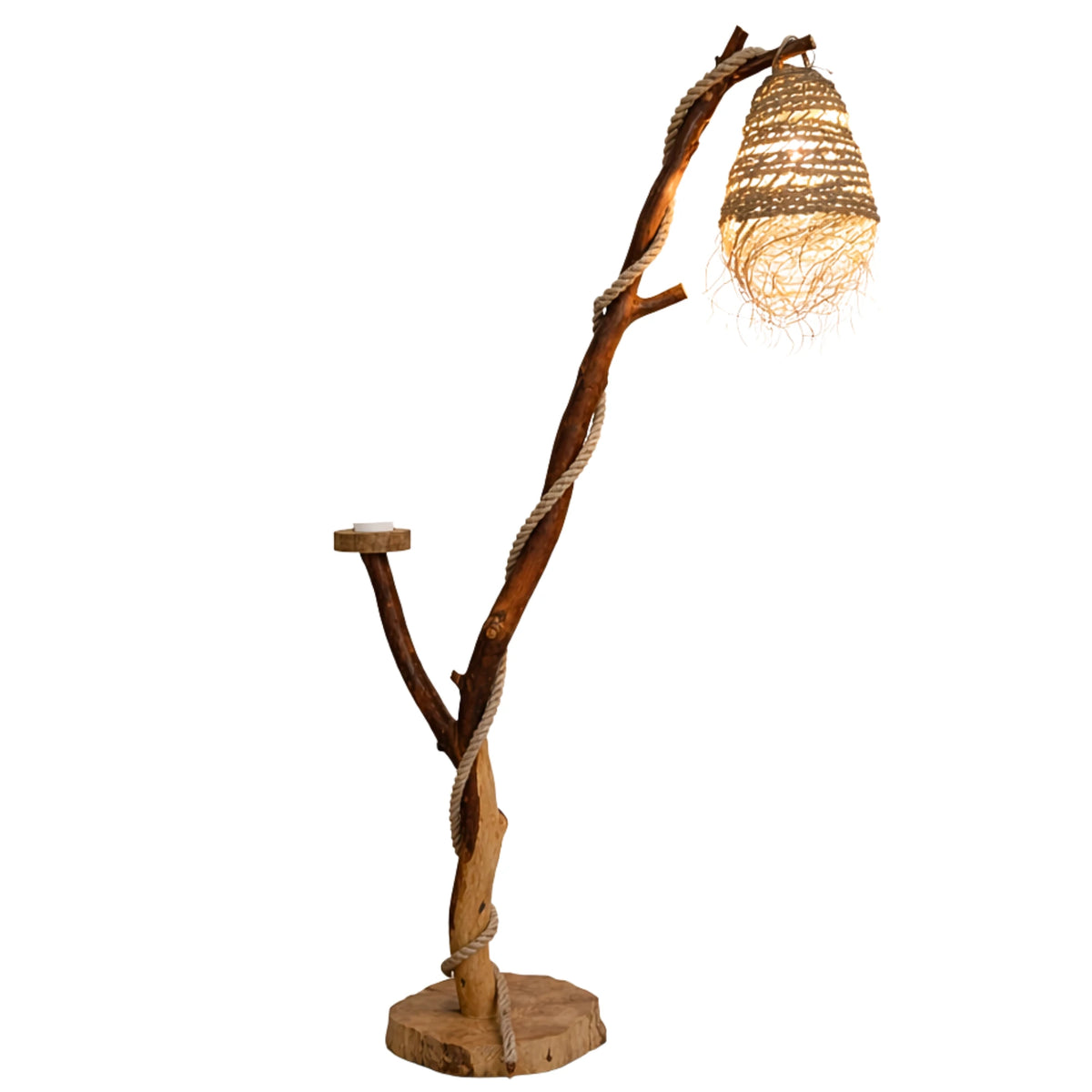Lampadaire artisanal en bois flotté avec corde de jute enroulée et abat-jour en fibres naturelles à franges, fond blanc