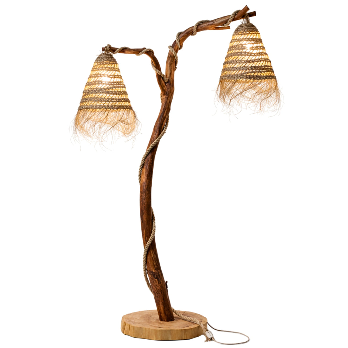 Lampadaire en bois flotté à double abat-jour en fibres naturelles tressées à franges, corde de jute et socle rond en bois, fond blanc