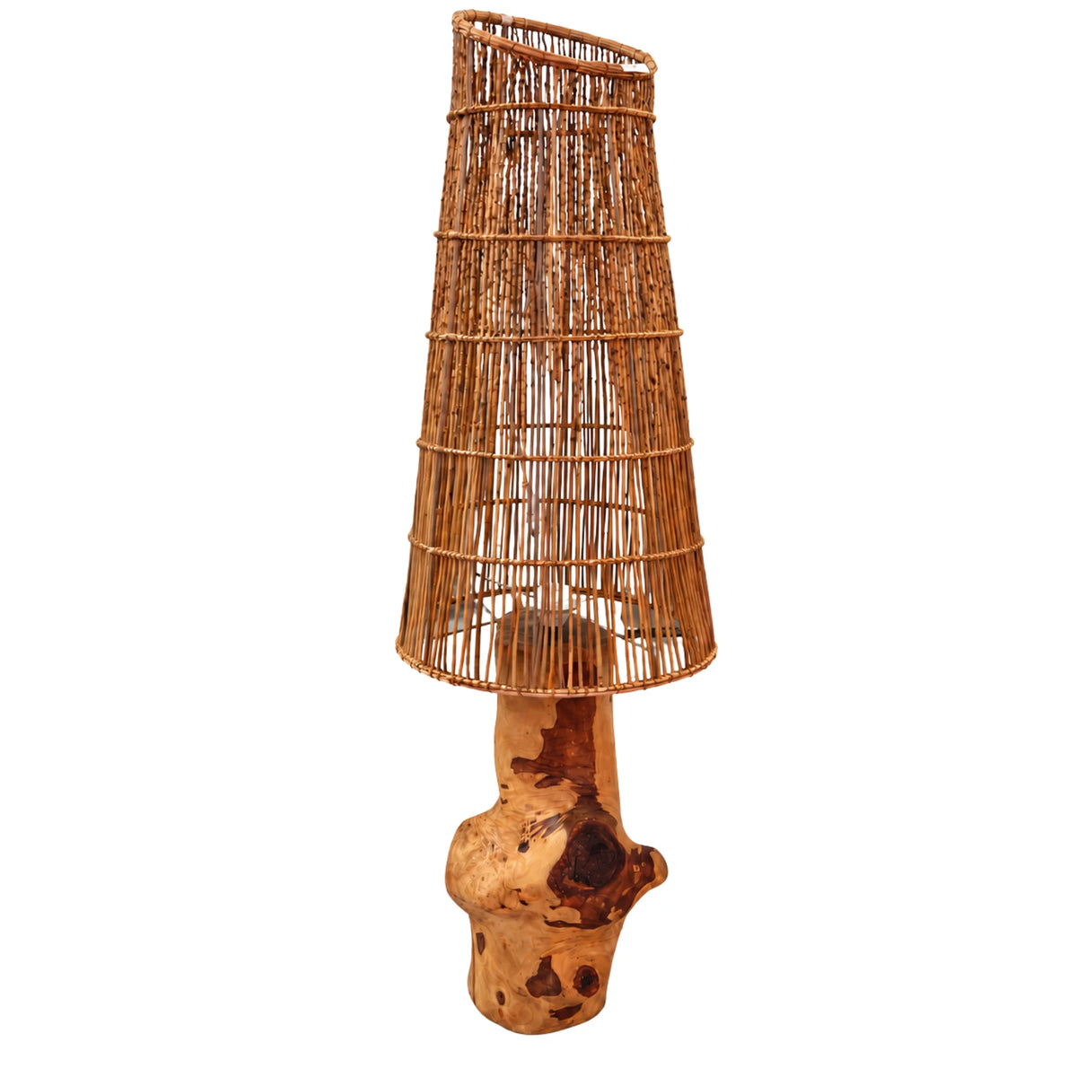 Lampadaire en bois brut avec haut abat-jour en fibres de palmier tressées, sur fond blanc