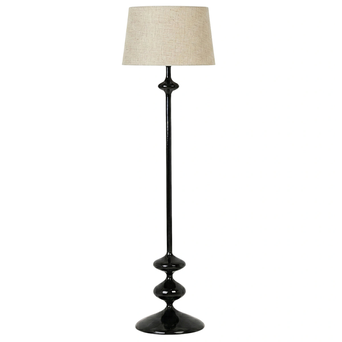 Lampadaire noir Onyx en bois tourné à la main avec abat-jour en lin beige, vue complète sur fond blanc
