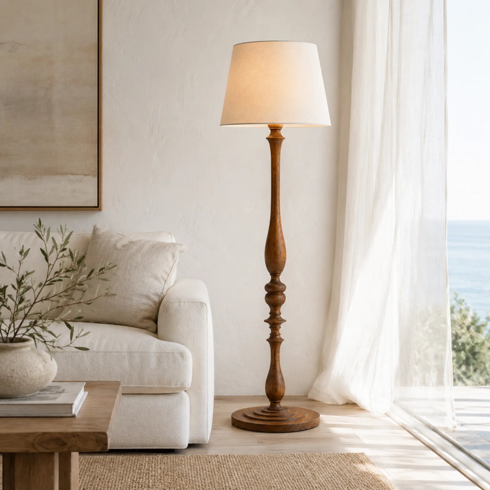 Lampadaire en bois tourné hauteur 1m50 près d'une fenêtre avec vue mer, luminaire salon élégant Tunisie