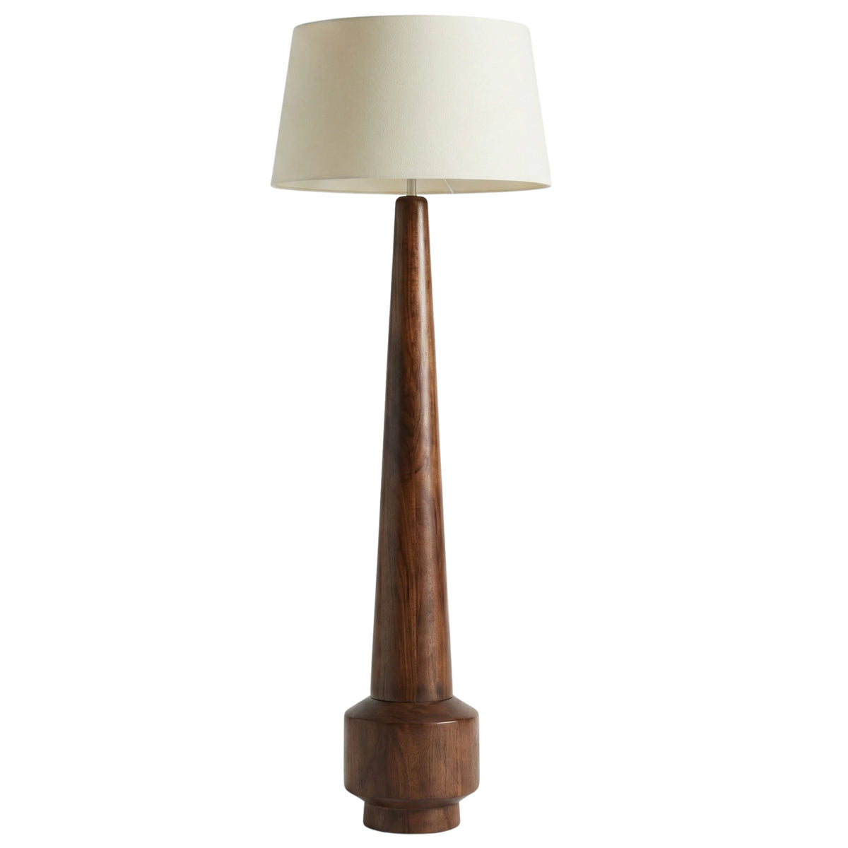 Lampadaire au pied fuselé en bois tourné verni et abat-jour en lin crème, sur fond blanc