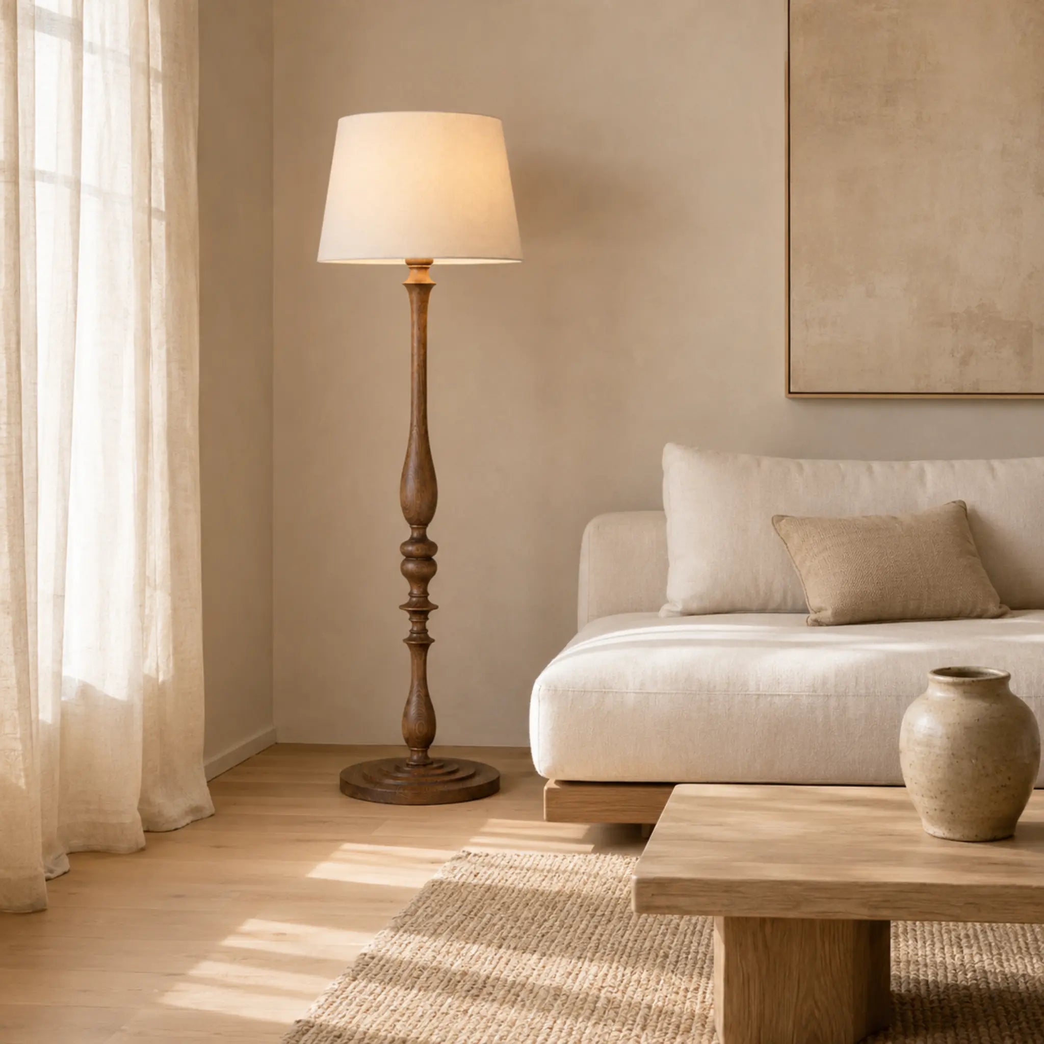 Lampadaire en bois tourné vintage avec abat-jour beige dans un salon lumineux et moderne en Tunisie
