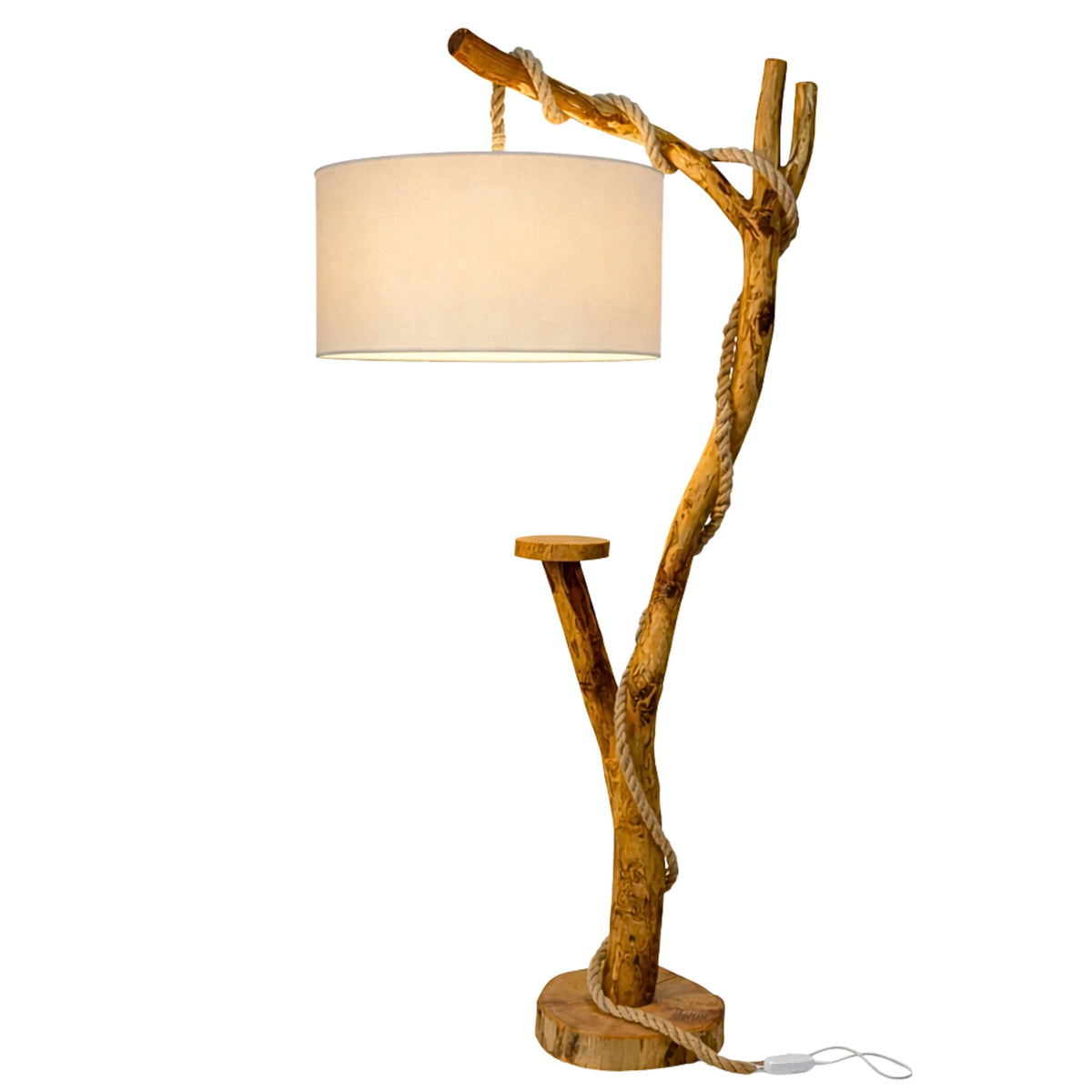 Lampadaire en branche de bois naturel avec corde de jute, abat-jour tambour en tissu clair et tablette intégrée, fond blanc