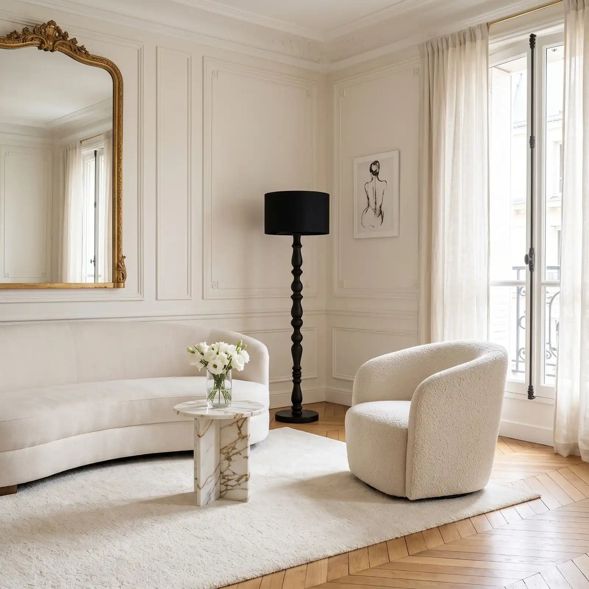 Lampadaire noir classique dans un salon parisien à moulures avec miroir doré et fauteuil bouclette
