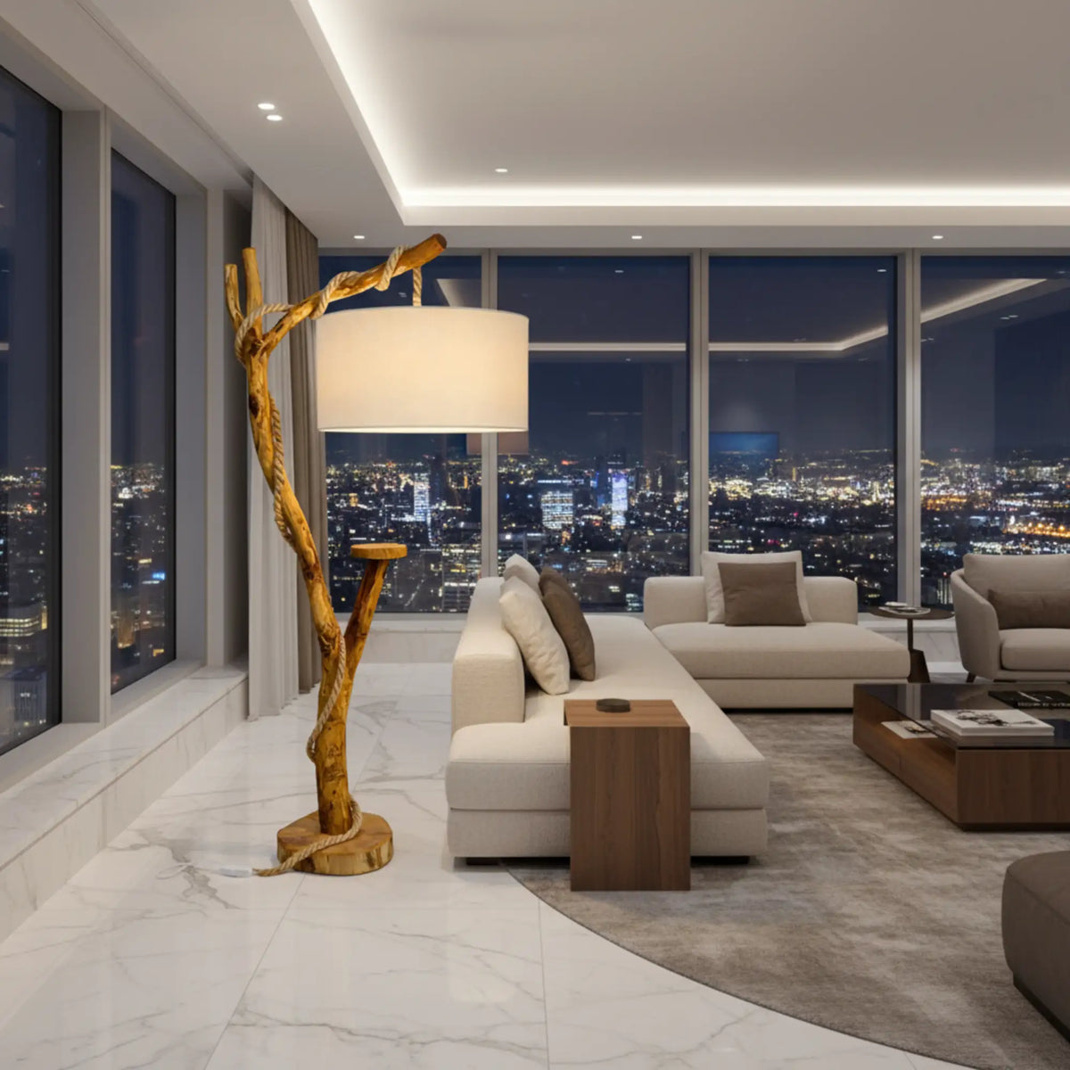 Lampadaire design en bois dans un salon contemporain de nuit, sol en marbre blanc et vue sur la ville illuminée