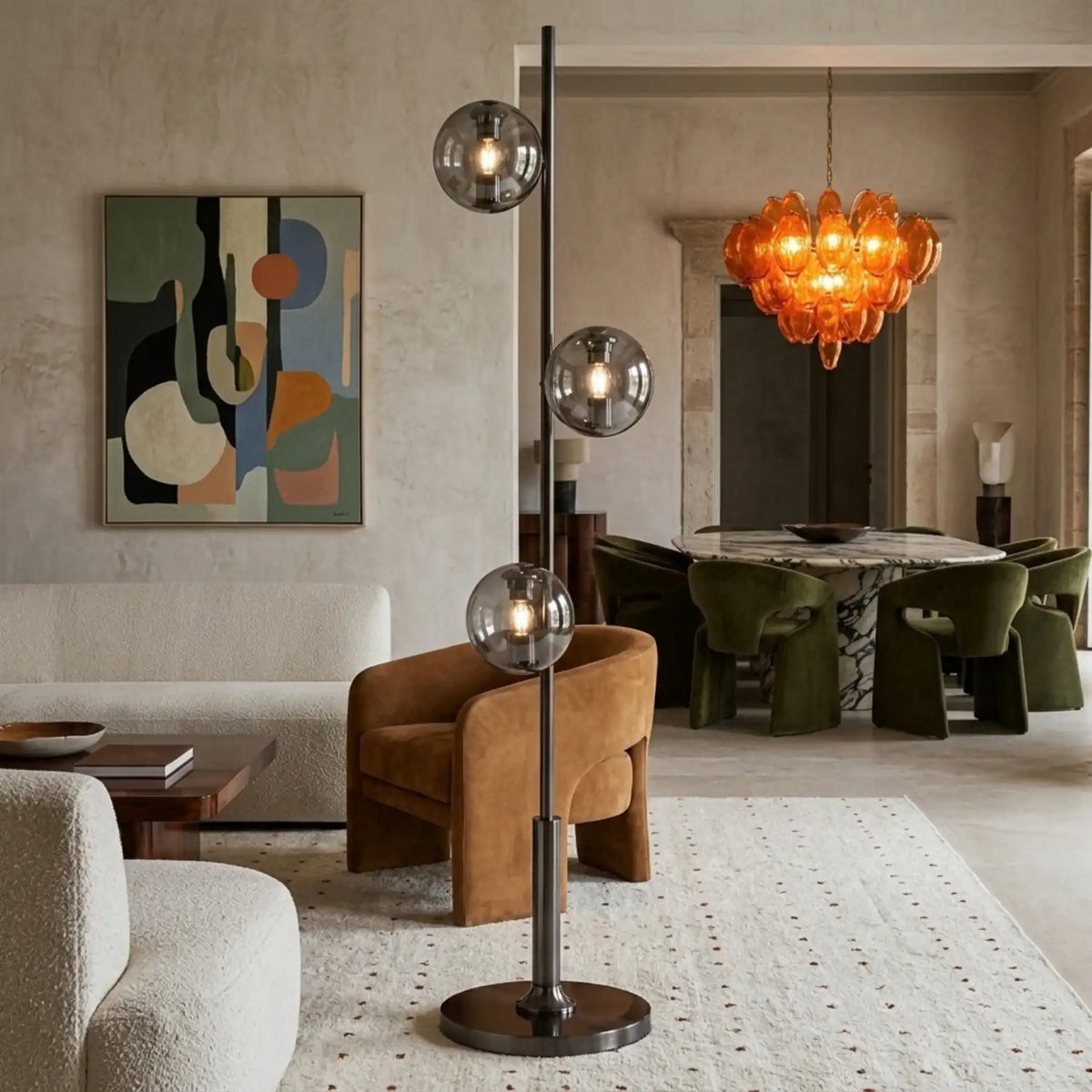 Lampadaire design en verre fumé dans un salon ouvert sur la salle à manger