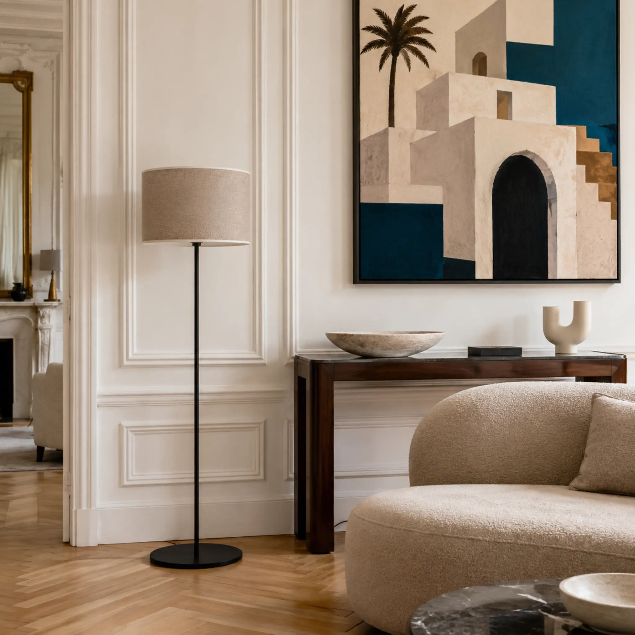Lampadaire élégant en métal noir avec abat-jour gris dans un intérieur haussmannien aux moulures blanches, Tunisie