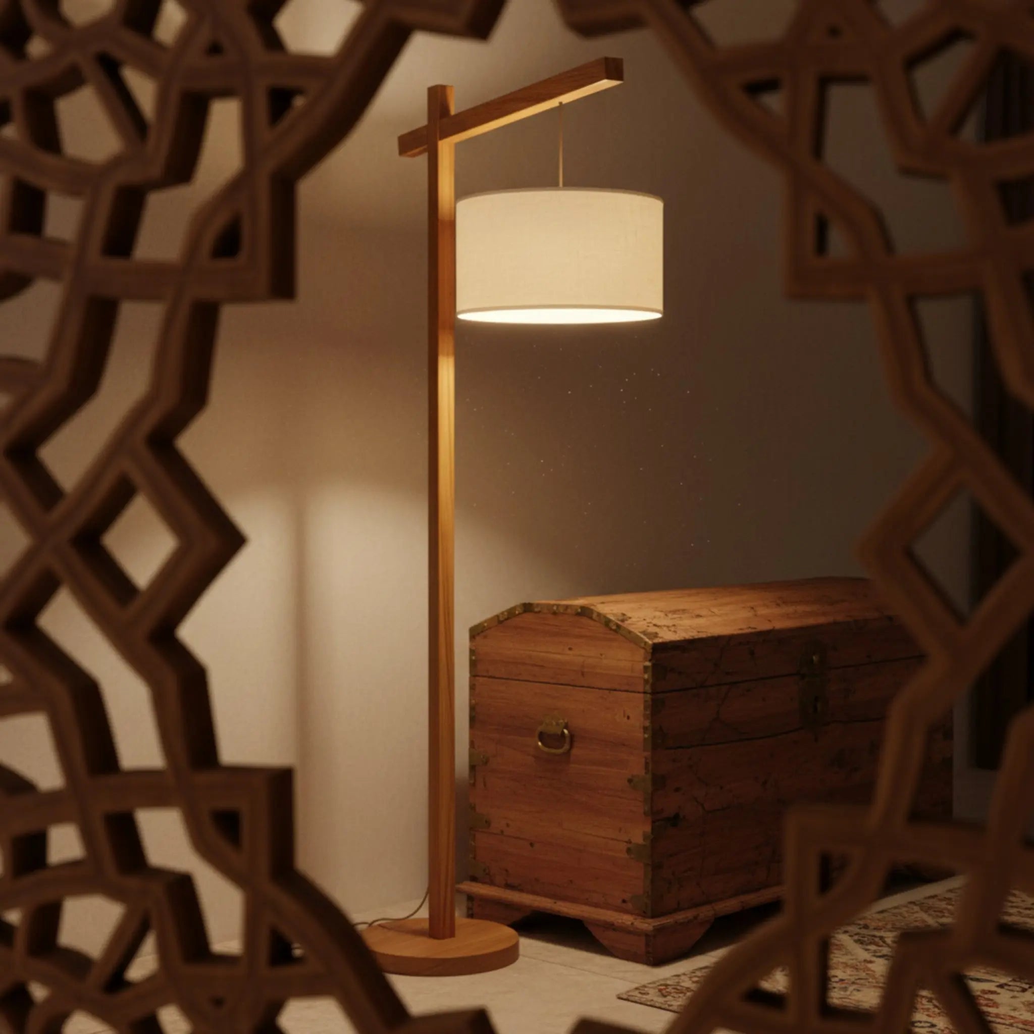 Lampadaire bois frêne fait main Tunisie ambiance orientale
moucharabieh lumière dorée — luminaire artisanal Fiolla Home